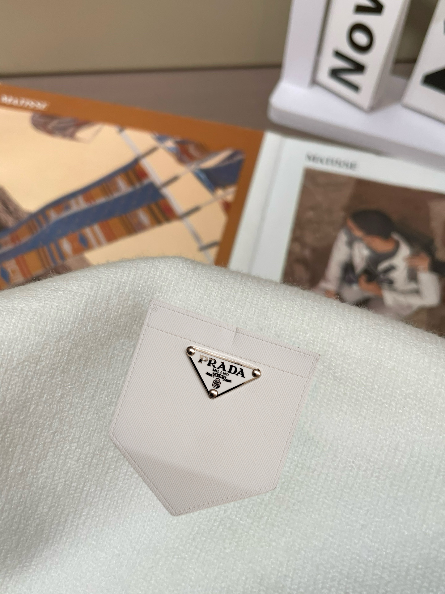 💰135， 💰rada 普拉达 精美徽标圆领毛衣

精品羊毛混纺毛衫 男女款高端定制臻品系列 隶属品牌高端主线 专利顶级纱线混纺 以创新来阐释常规款式 面料的配置更是颠覆常往 细节可圈可点

秋冬季最值得期待的一款毛衣 满满的高级感 品牌指定浙江加工厂流出 性价比超高 美利羊毛纱线品质优良 手感超级柔软、细腻、柔软和不起球且不变形 

各大柜台同步推出有售款 每年必出的的一款 商品看似简单 工艺极其复杂 而且上身不挑人 上身极致亲肤舒适 可贴身单穿外搭外套 也可单外穿（三标齐全）

颜色： 黑色 白色 

码数：M L XL 2XL 3XL