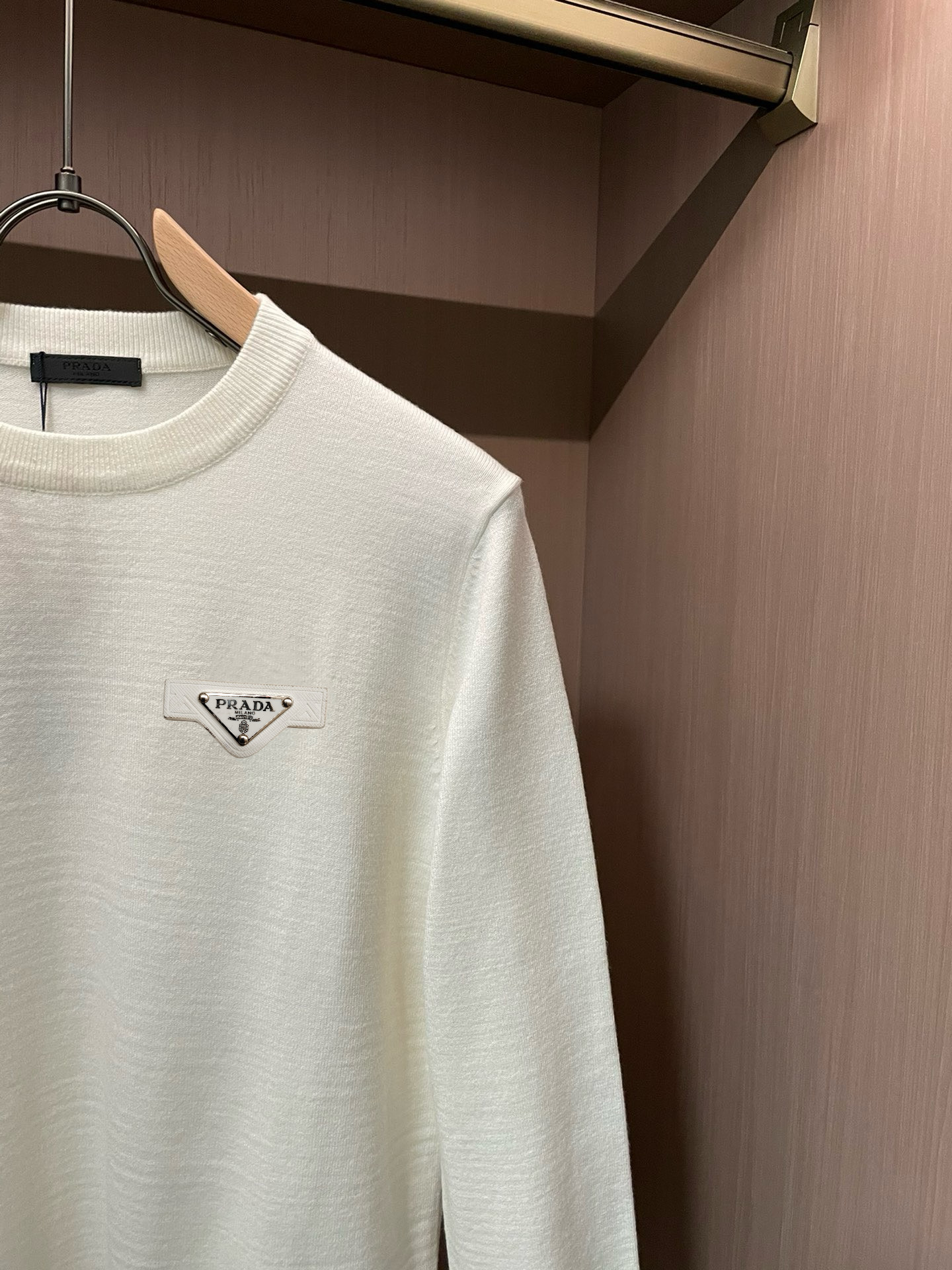 💰135， 💰rada 普拉达 精美徽标圆领毛衣

精品羊毛混纺毛衫 男女款高端定制臻品系列 隶属品牌高端主线 专利顶级纱线混纺 以创新来阐释常规款式 面料的配置更是颠覆常往 细节可圈可点

秋冬季最值得期待的一款毛衣 满满的高级感 品牌指定浙江加工厂流出 性价比超高 美利羊毛纱线品质优良 手感超级柔软、细腻、柔软和不起球且不变形 

各大柜台同步推出有售款 每年必出的的一款 商品看似简单 工艺极其复杂 而且上身不挑人 上身极致亲肤舒适 可贴身单穿外搭外套 也可单外穿（三标齐全）

颜色： 黑色 白色 

码数：M L XL 2XL 3XL