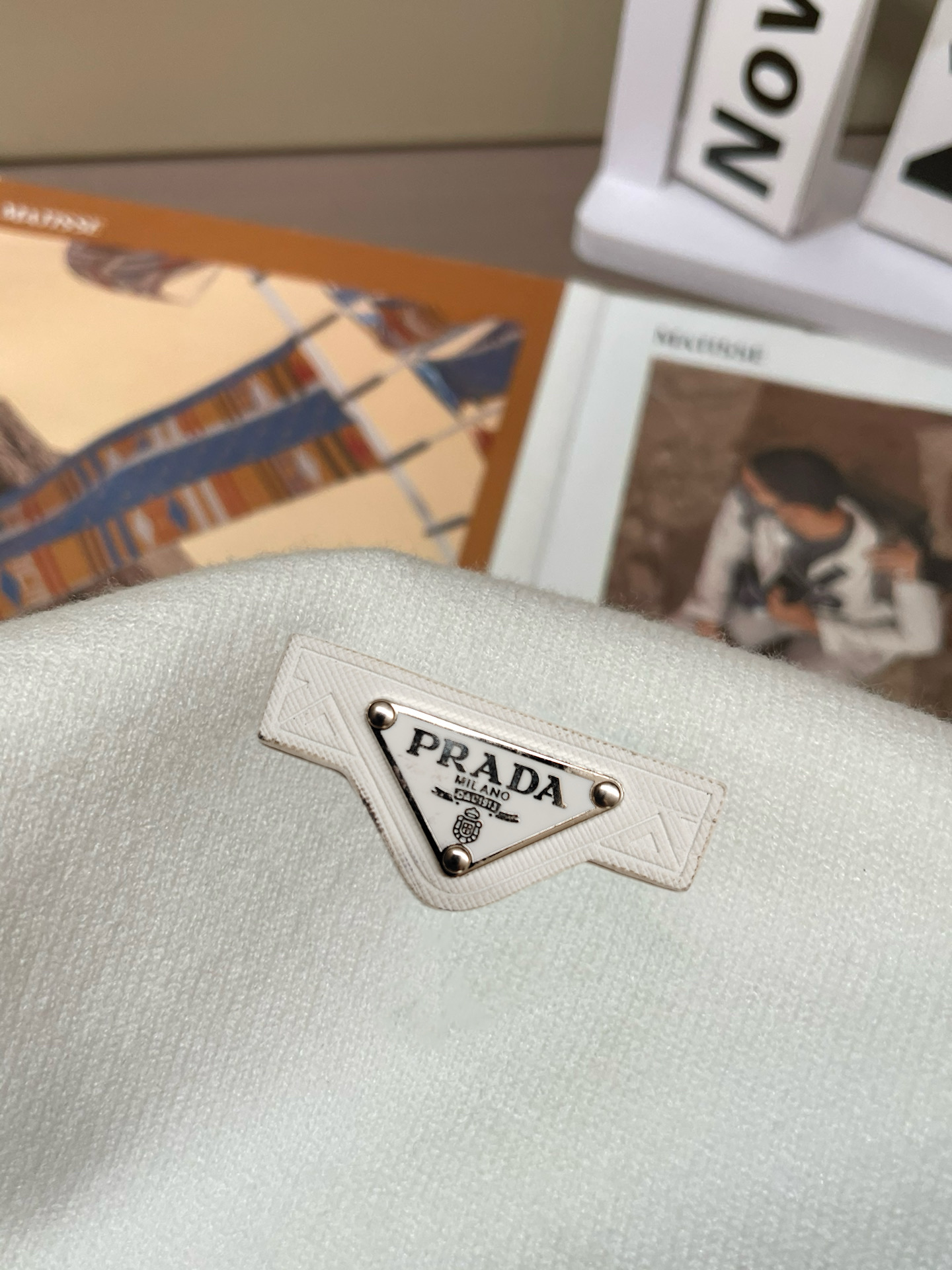 💰135， 💰rada 普拉达 精美徽标圆领毛衣

精品羊毛混纺毛衫 男女款高端定制臻品系列 隶属品牌高端主线 专利顶级纱线混纺 以创新来阐释常规款式 面料的配置更是颠覆常往 细节可圈可点

秋冬季最值得期待的一款毛衣 满满的高级感 品牌指定浙江加工厂流出 性价比超高 美利羊毛纱线品质优良 手感超级柔软、细腻、柔软和不起球且不变形 

各大柜台同步推出有售款 每年必出的的一款 商品看似简单 工艺极其复杂 而且上身不挑人 上身极致亲肤舒适 可贴身单穿外搭外套 也可单外穿（三标齐全）

颜色： 黑色 白色 

码数：M L XL 2XL 3XL