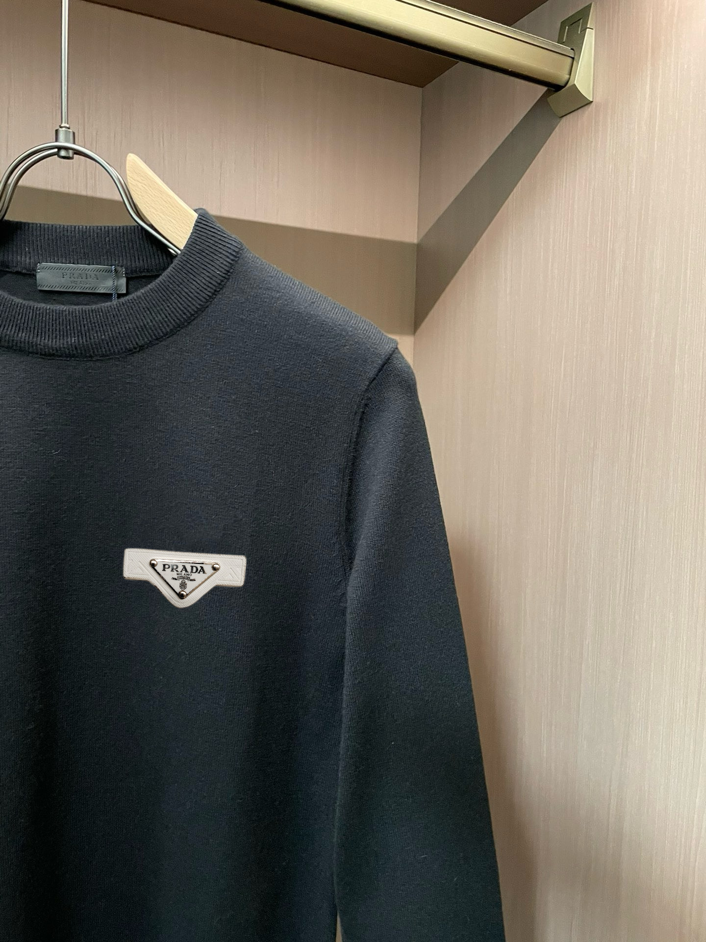 💰135， 💰rada 普拉达 精美徽标圆领毛衣

精品羊毛混纺毛衫 男女款高端定制臻品系列 隶属品牌高端主线 专利顶级纱线混纺 以创新来阐释常规款式 面料的配置更是颠覆常往 细节可圈可点

秋冬季最值得期待的一款毛衣 满满的高级感 品牌指定浙江加工厂流出 性价比超高 美利羊毛纱线品质优良 手感超级柔软、细腻、柔软和不起球且不变形 

各大柜台同步推出有售款 每年必出的的一款 商品看似简单 工艺极其复杂 而且上身不挑人 上身极致亲肤舒适 可贴身单穿外搭外套 也可单外穿（三标齐全）

颜色： 黑色 白色 

码数：M L XL 2XL 3XL