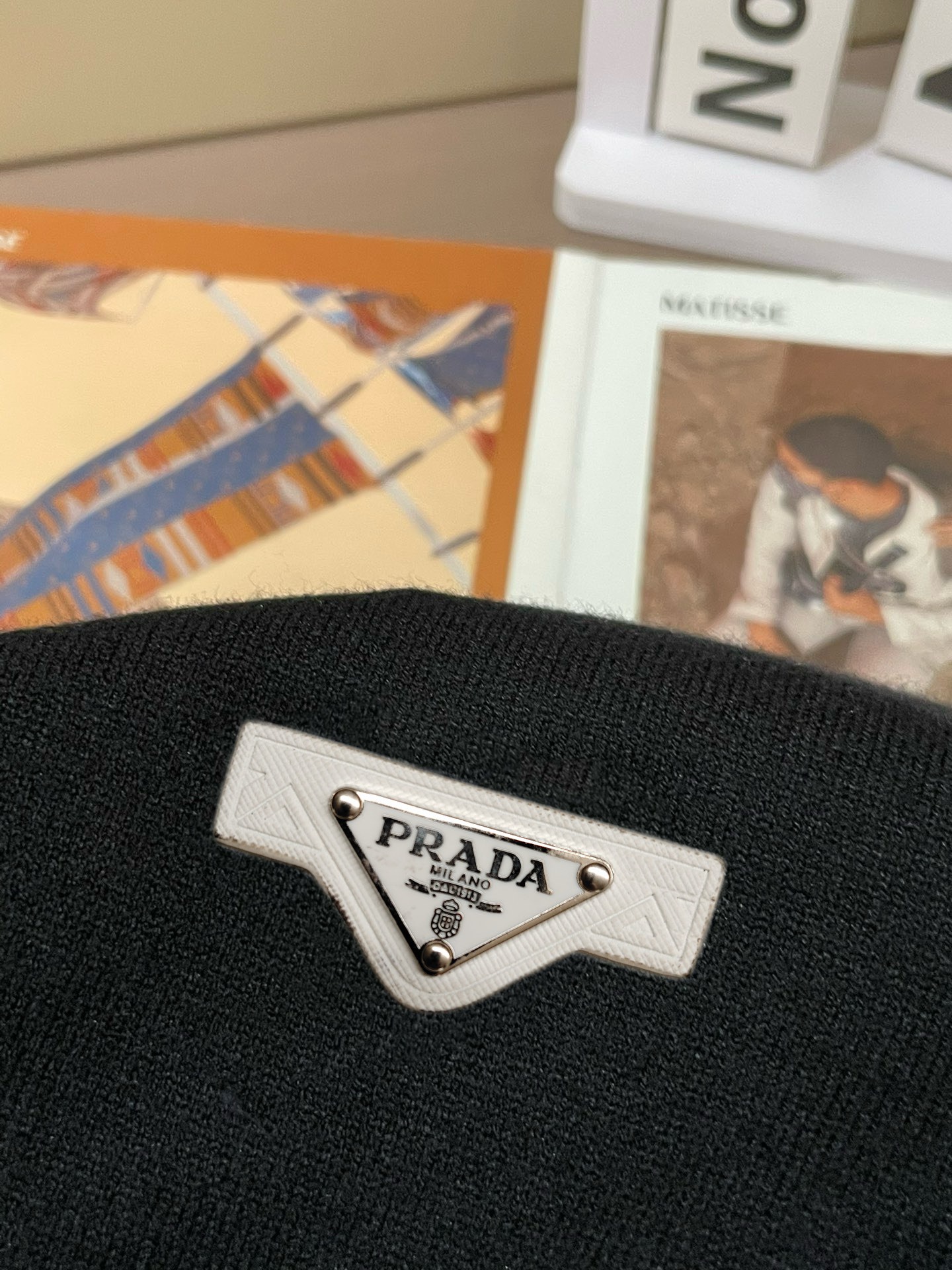 💰135， 💰rada 普拉达 精美徽标圆领毛衣

精品羊毛混纺毛衫 男女款高端定制臻品系列 隶属品牌高端主线 专利顶级纱线混纺 以创新来阐释常规款式 面料的配置更是颠覆常往 细节可圈可点

秋冬季最值得期待的一款毛衣 满满的高级感 品牌指定浙江加工厂流出 性价比超高 美利羊毛纱线品质优良 手感超级柔软、细腻、柔软和不起球且不变形 

各大柜台同步推出有售款 每年必出的的一款 商品看似简单 工艺极其复杂 而且上身不挑人 上身极致亲肤舒适 可贴身单穿外搭外套 也可单外穿（三标齐全）

颜色： 黑色 白色 

码数：M L XL 2XL 3XL