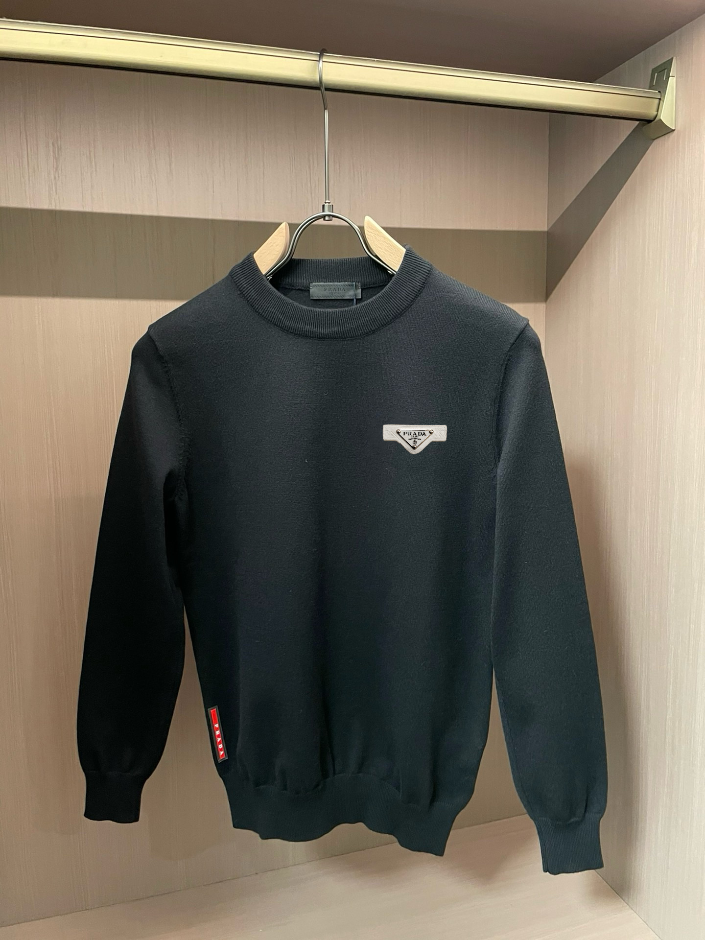 💰135, 💰rada 普拉达 精美徽标圆领毛衣
精品羊毛混纺毛衫 男女款高端定制臻品系列 隶属品牌高端主线 专利顶级纱线混纺 以创新来阐释常规款式 面料的配置更是颠覆常往 细节可圈可点
秋冬季最值得期待的一款毛衣 满满的高级感 品牌指定浙江加工厂流出 性价比超高 美利羊毛纱线品质优良 手感超级柔软、细腻、柔软和不起球且不变形
各大柜台同步推出有售款 每年必出的的一款 商品看似简单 工艺极其复杂 而且上身不挑人 上身极致亲肤舒适 可贴身单穿外搭外套 也可单外穿(三标齐全)
颜色: 黑色 白色
码数:M L XL 2XL 3XL