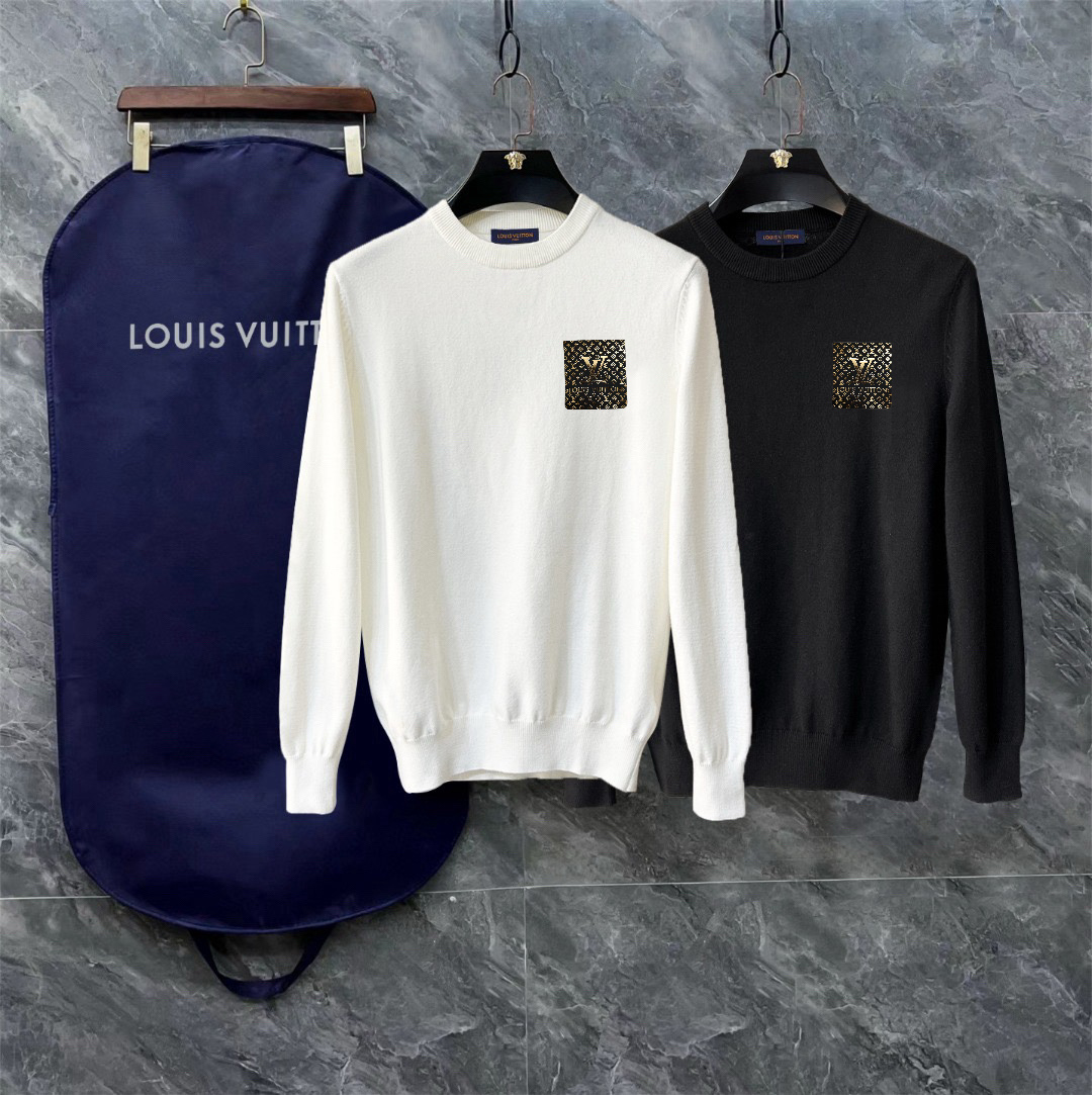 P95 apoya a LV Louis Vuitton después del nuevo año. Exquisito suéter de cuello redondo con logo. Jersey en mezcla de la…