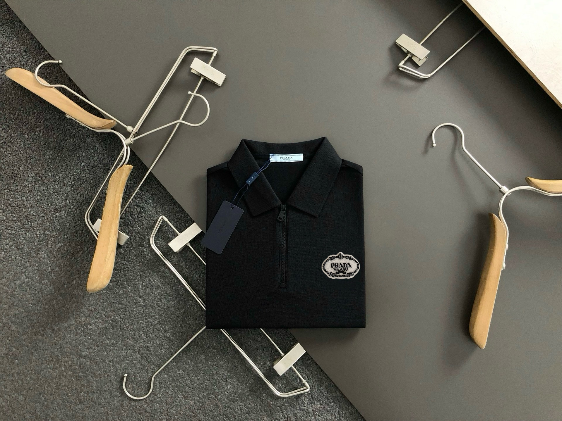 P130, Prad*Prada 2026 polo clásico con cremallera triangular de metal de algodón de piqué único original* exquisita tel…