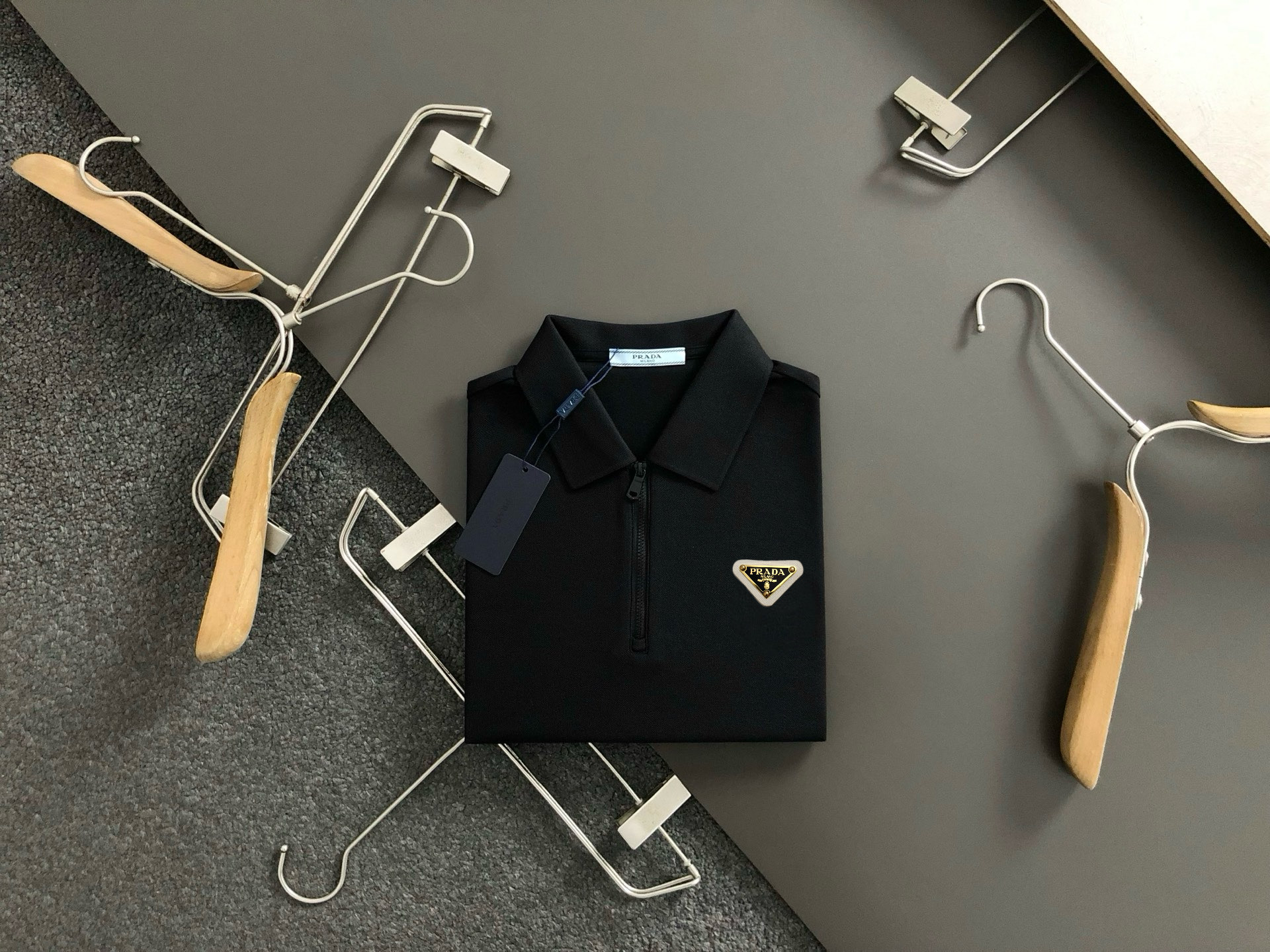 P130, Prad*Prada 2026 polo clásico con cremallera triangular de metal de algodón de piqué único original* exquisita tel…