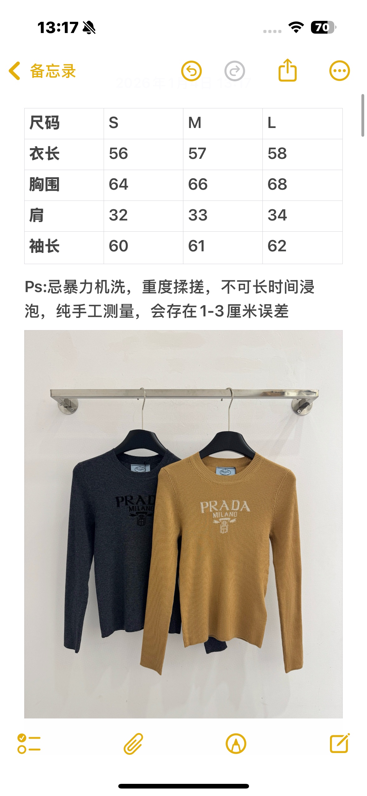 Unknown 圆领‌设计，修身版型‌，能自然贴合身形，前胸字母提花，字样搭配 风格 灰色杏色