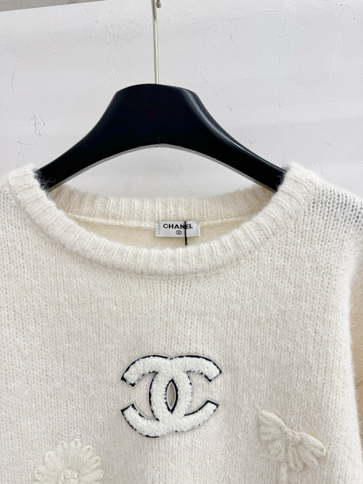 Chanel 衣身有立体提花小雏菊图案，胸前白色双C毛绒贴布，宽松休闲适合秋冬穿搭