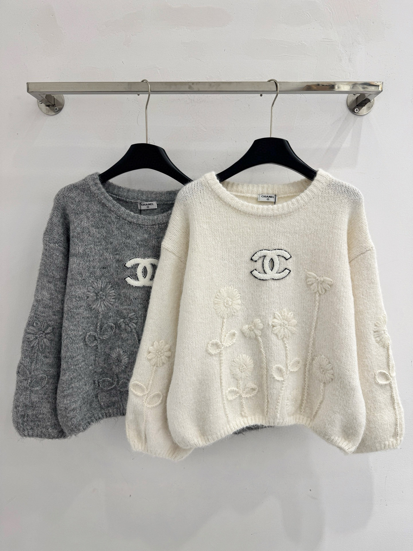Chanel 衣身有立体提花小雏菊图案，胸前白色双C毛绒贴布，宽松休闲适合秋冬穿搭