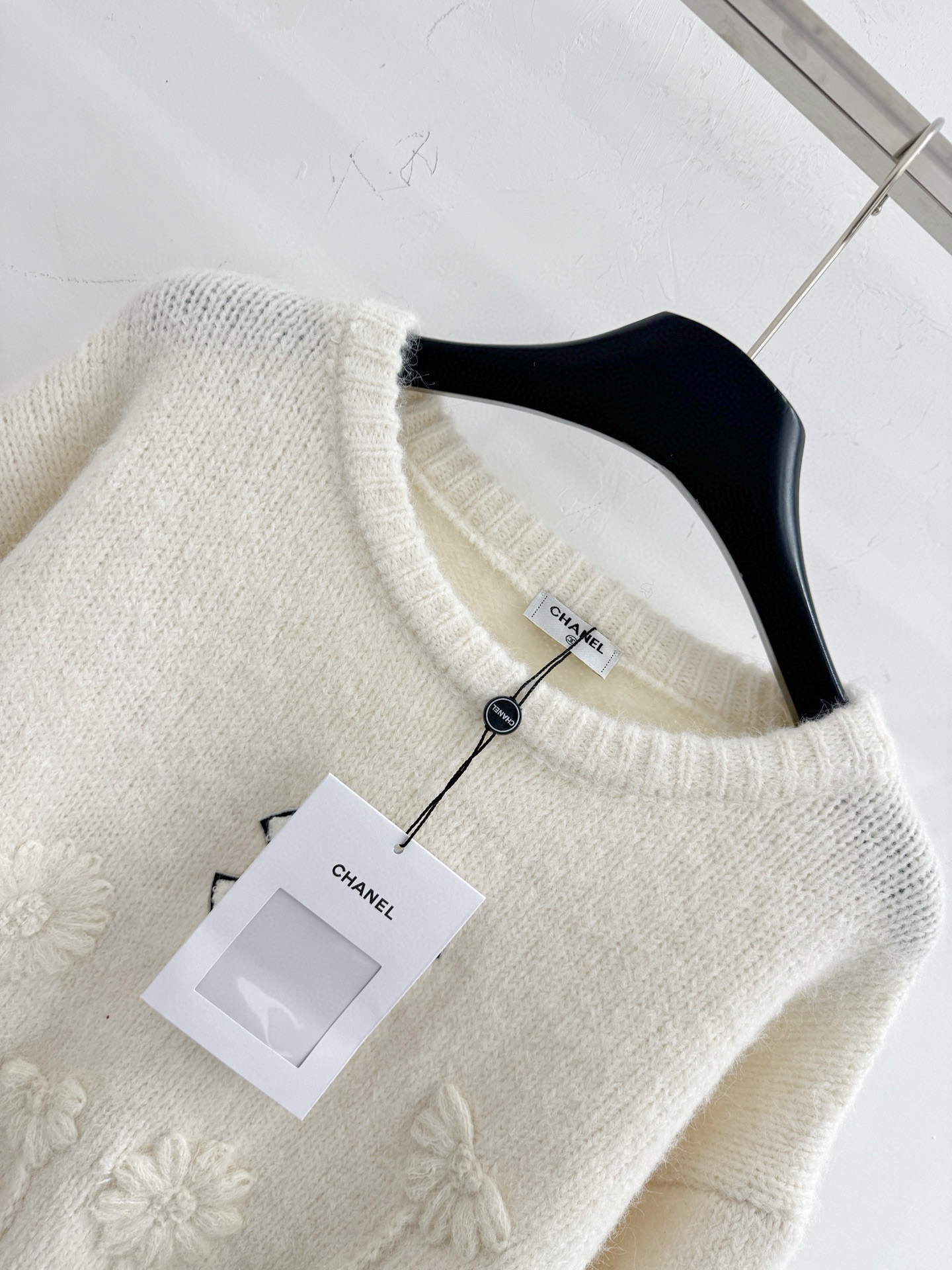 Chanel 衣身有立体提花小雏菊图案，胸前白色双C毛绒贴布，宽松休闲适合秋冬穿搭