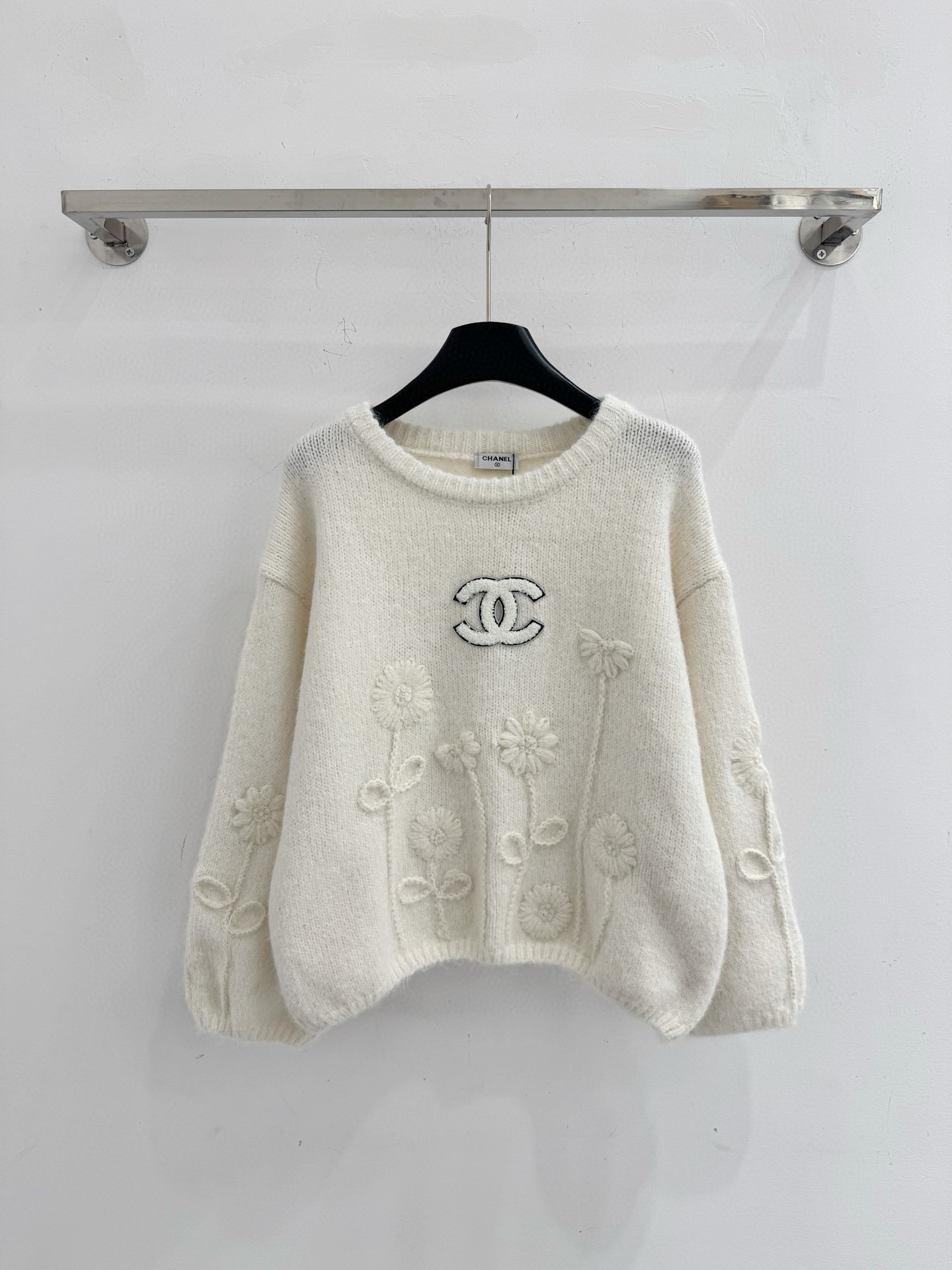 Chanel 衣身有立体提花小雏菊图案，胸前白色双C毛绒贴布，宽松休闲适合秋冬穿搭