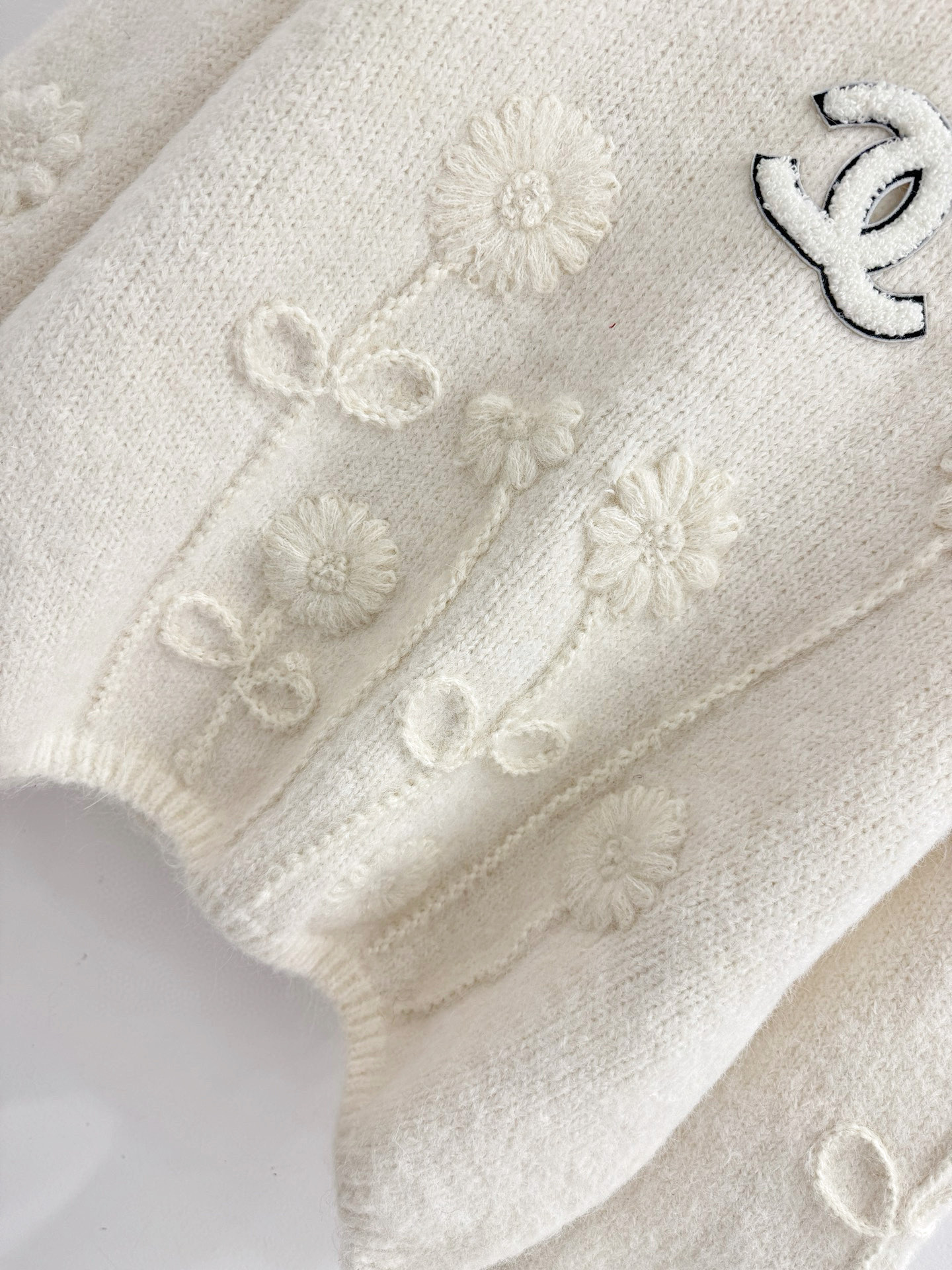 Chanel 衣身有立体提花小雏菊图案，胸前白色双C毛绒贴布，宽松休闲适合秋冬穿搭