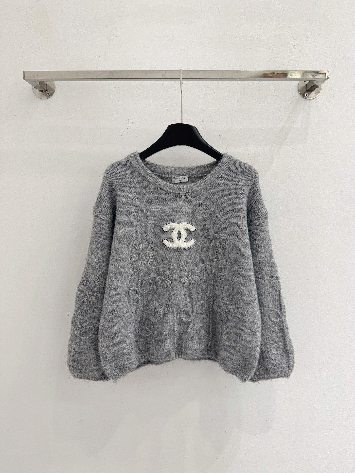 Chanel 衣身有立体提花小雏菊图案，胸前白色双C毛绒贴布，宽松休闲适合秋冬穿搭