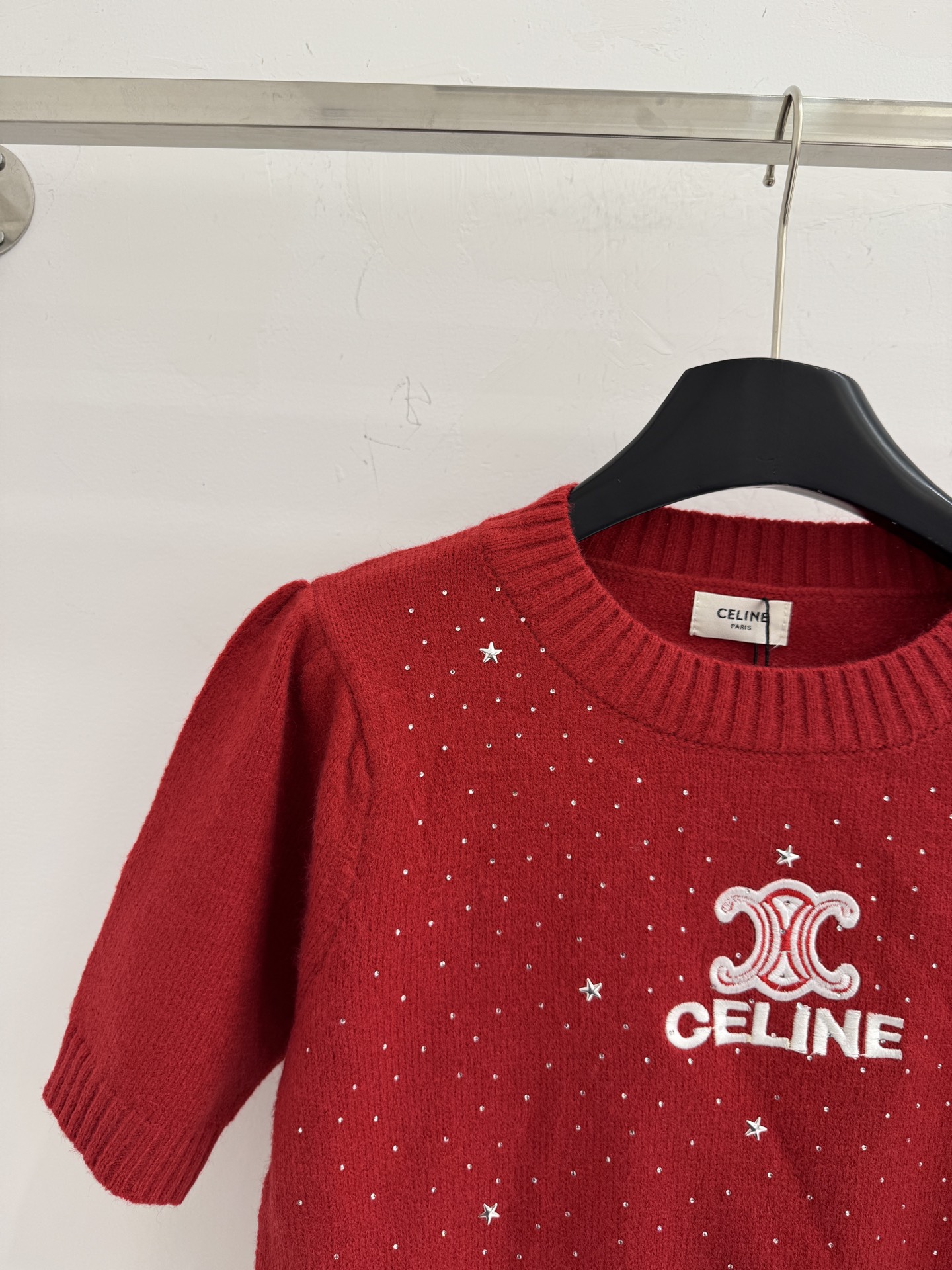 Celine 圆领针织衫‌，简约优雅衣身分布细小闪亮装饰，胸前字母刺绣及双C logo，刺绣工艺立体清晰
