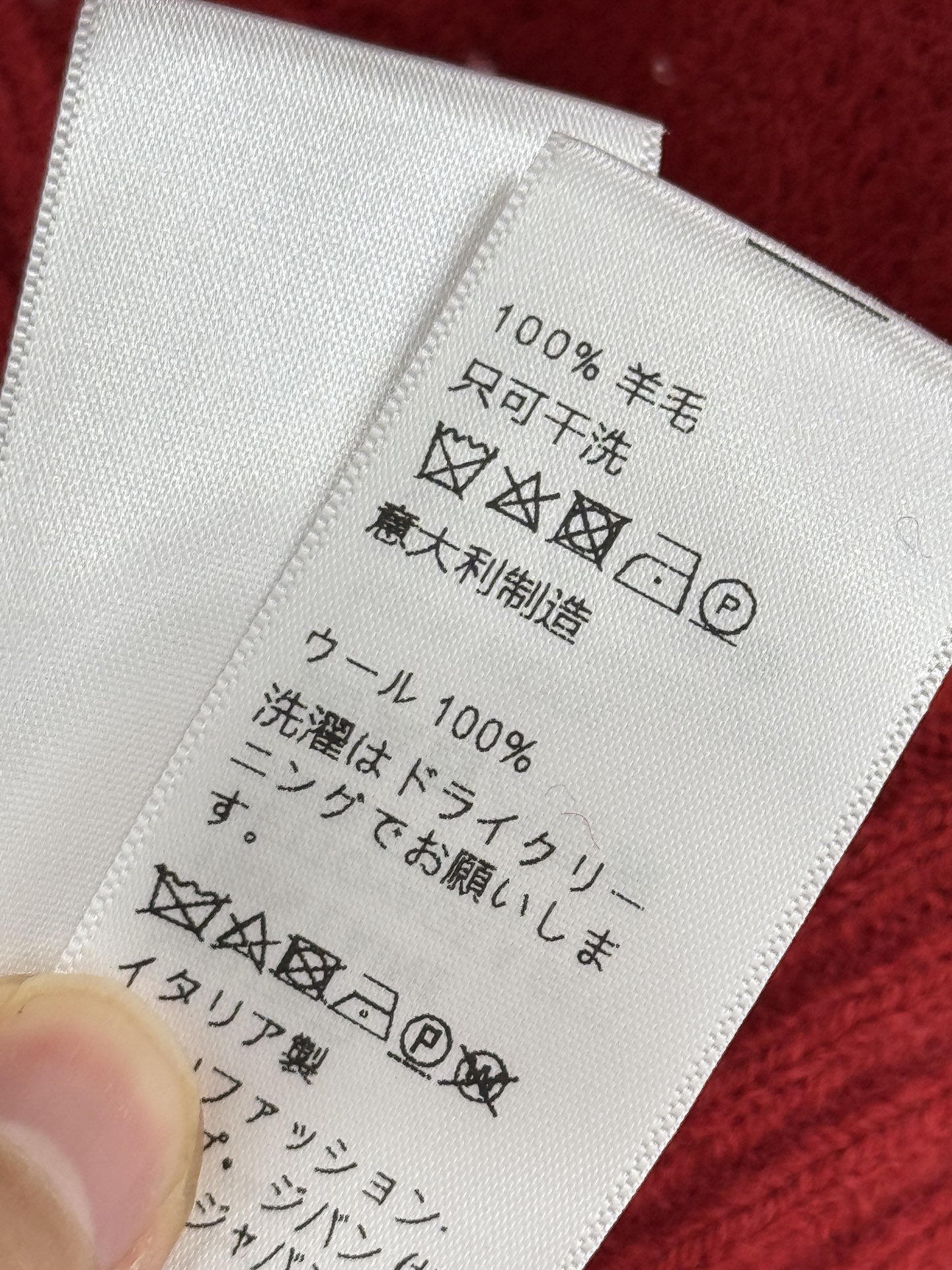 Celine 圆领针织衫‌，简约优雅衣身分布细小闪亮装饰，胸前字母刺绣及双C logo，刺绣工艺立体清晰