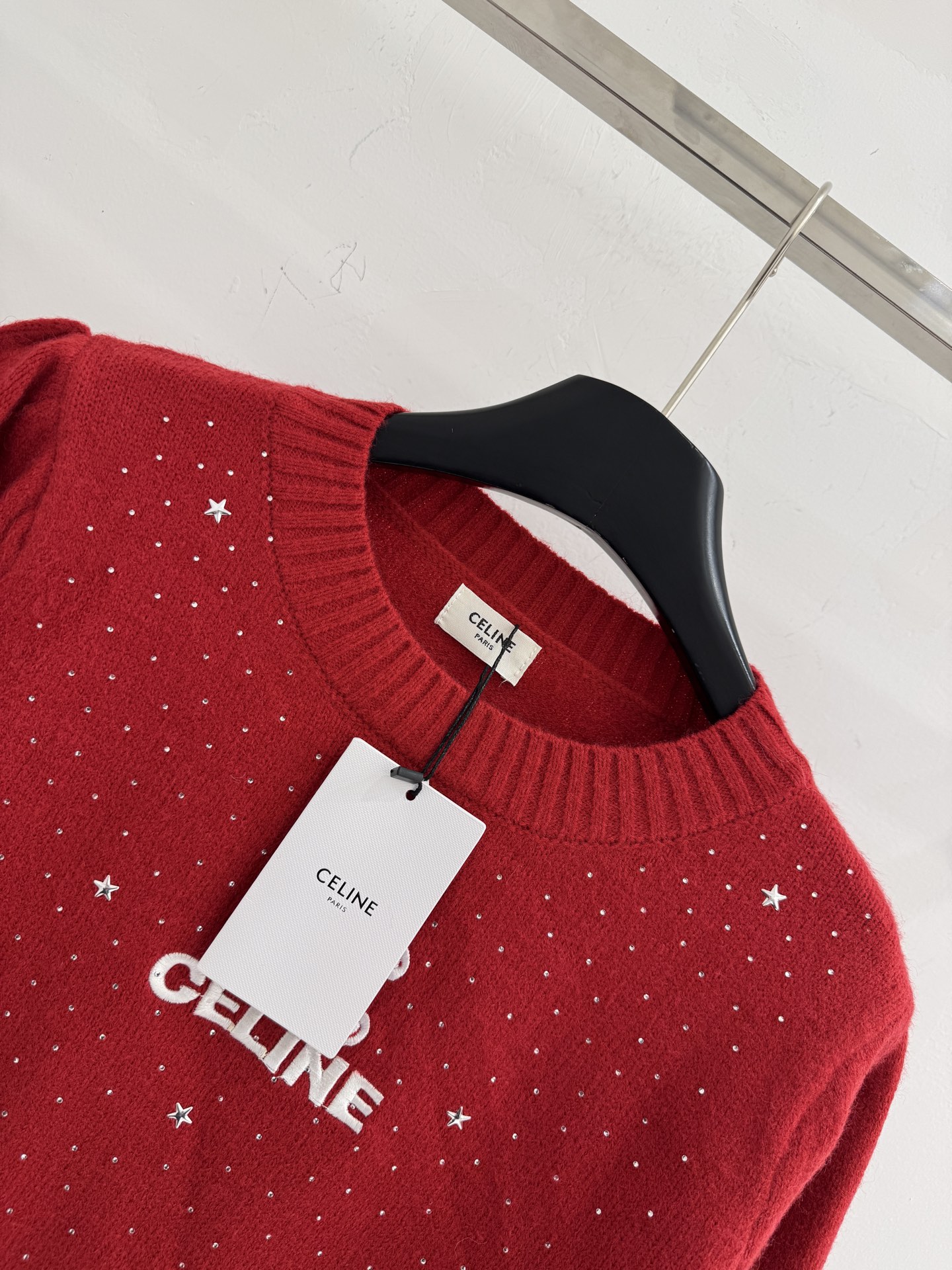 Celine 圆领针织衫‌，简约优雅衣身分布细小闪亮装饰，胸前字母刺绣及双C logo，刺绣工艺立体清晰