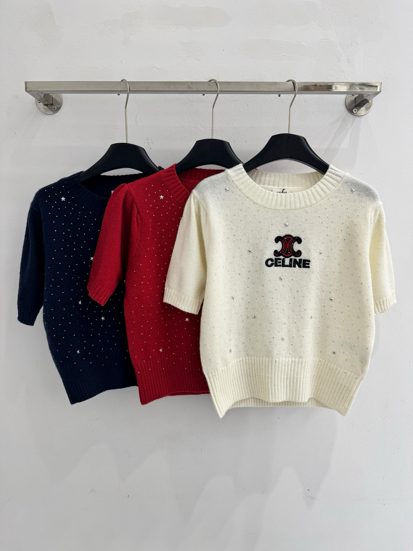 Celine 圆领针织衫‌，简约优雅衣身分布细小闪亮装饰，胸前字母刺绣及双C logo，刺绣工艺立体清晰