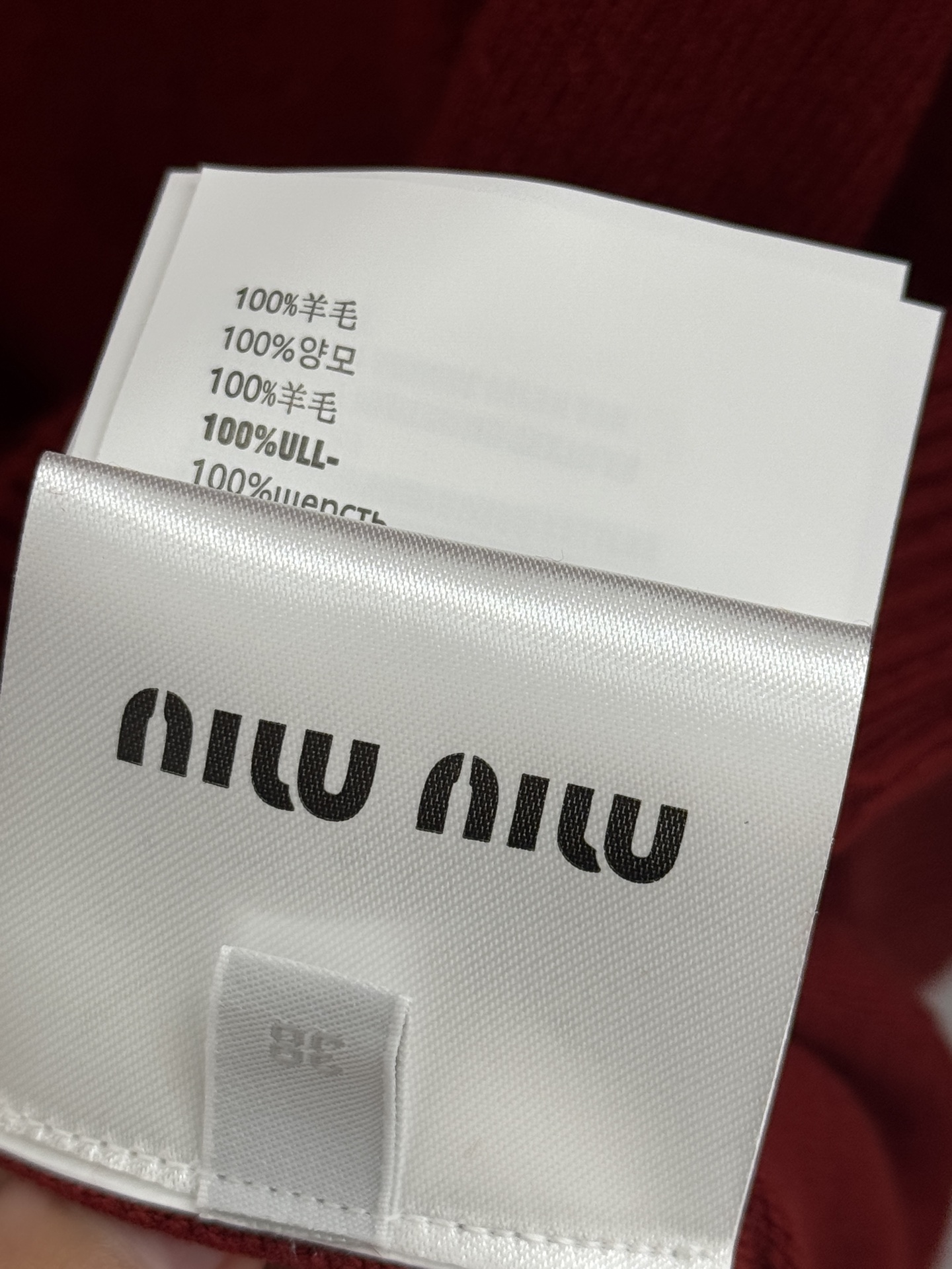 Unknown 圆领长袖针织衫‌，纯色设计，胸前有白色品牌标识，宽松慵懒风‌衣身略宽松休闲与利落感