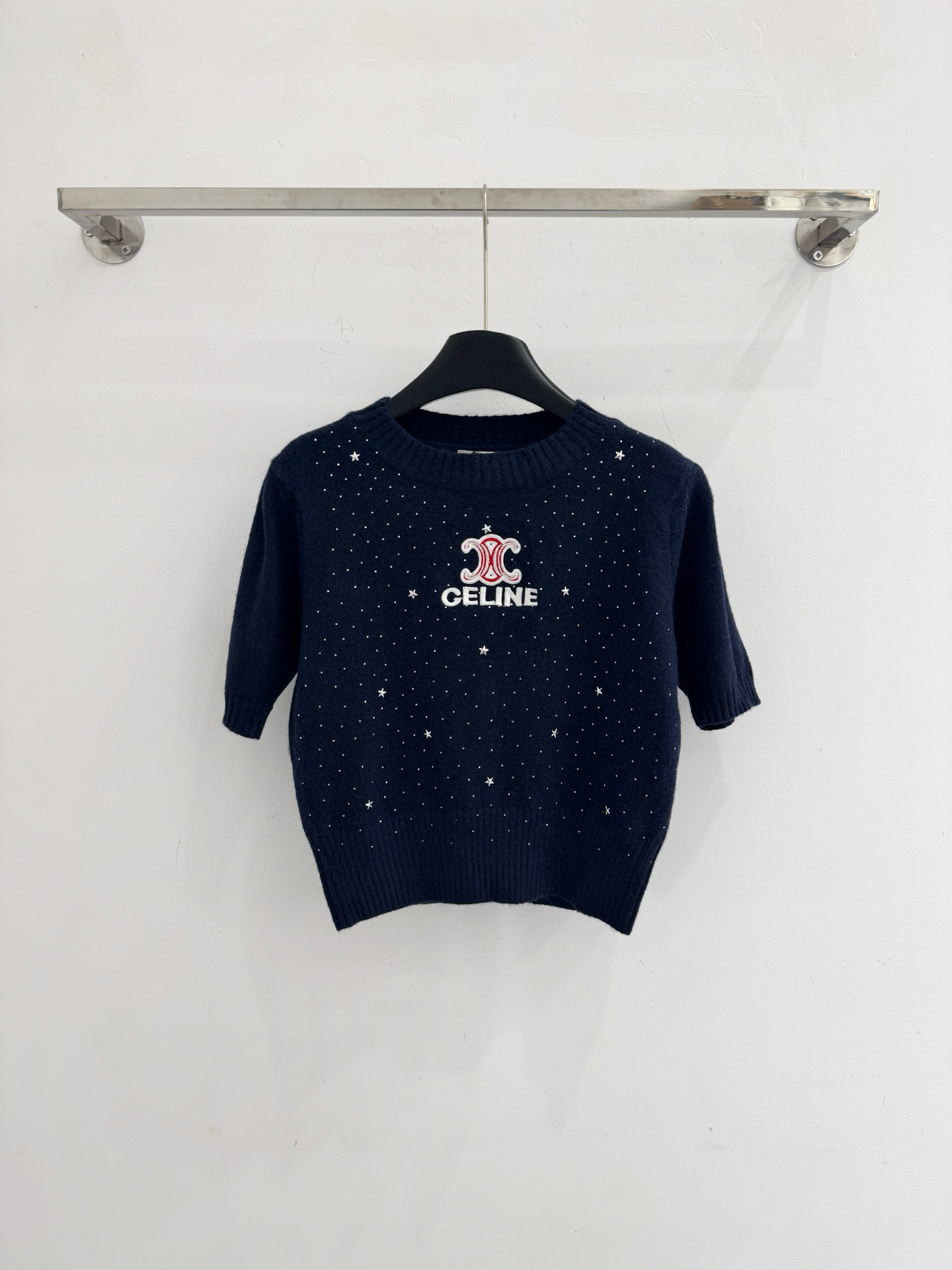Celine 圆领针织衫‌，简约优雅衣身分布细小闪亮装饰，胸前字母刺绣及双C logo，刺绣工艺立体清晰