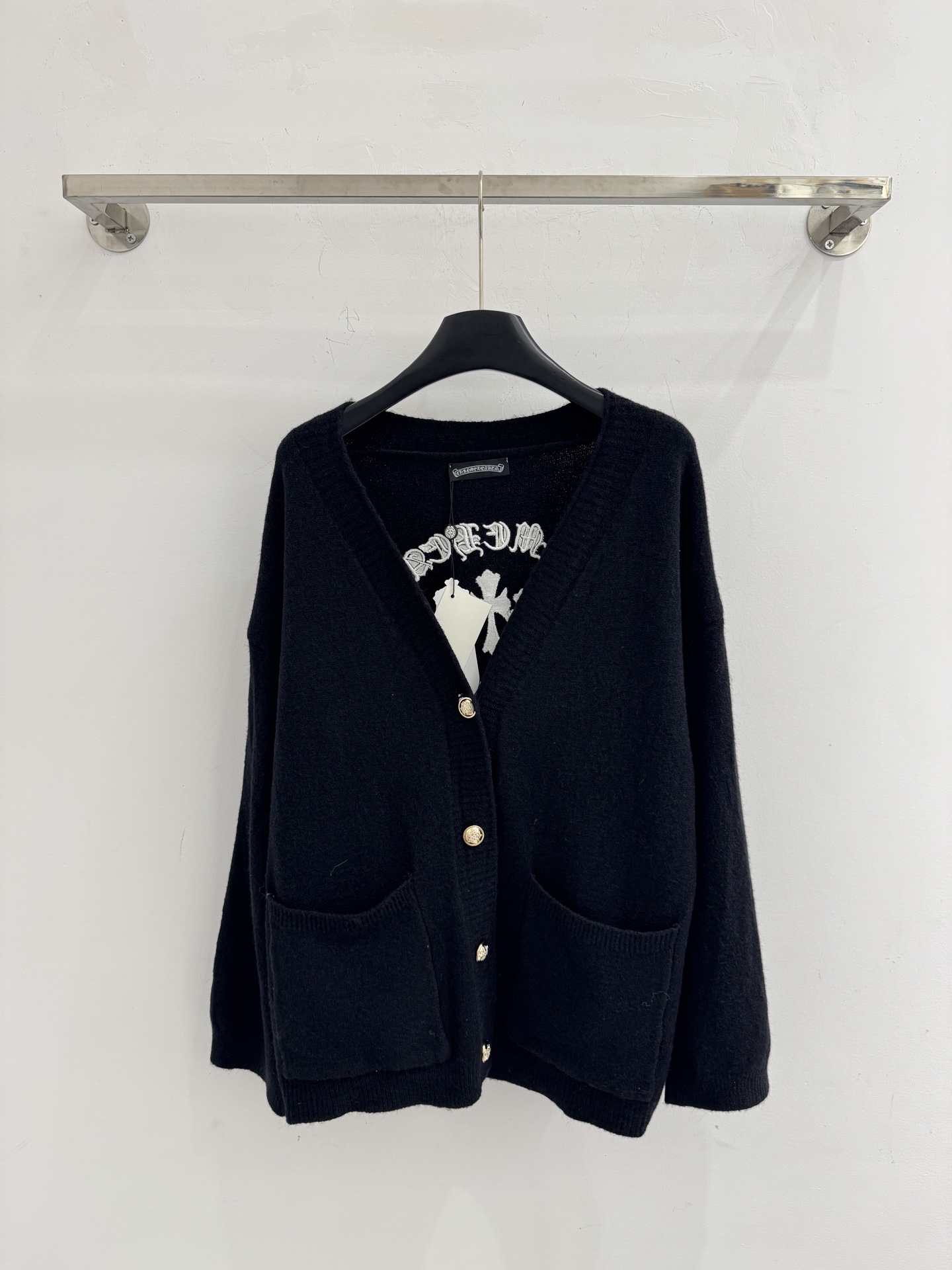 Chrome Hearts Hearts克罗心秋冬新款 V领开衫外套 背面白色哥特式字体‌和‌十字架刺绣图案‌
