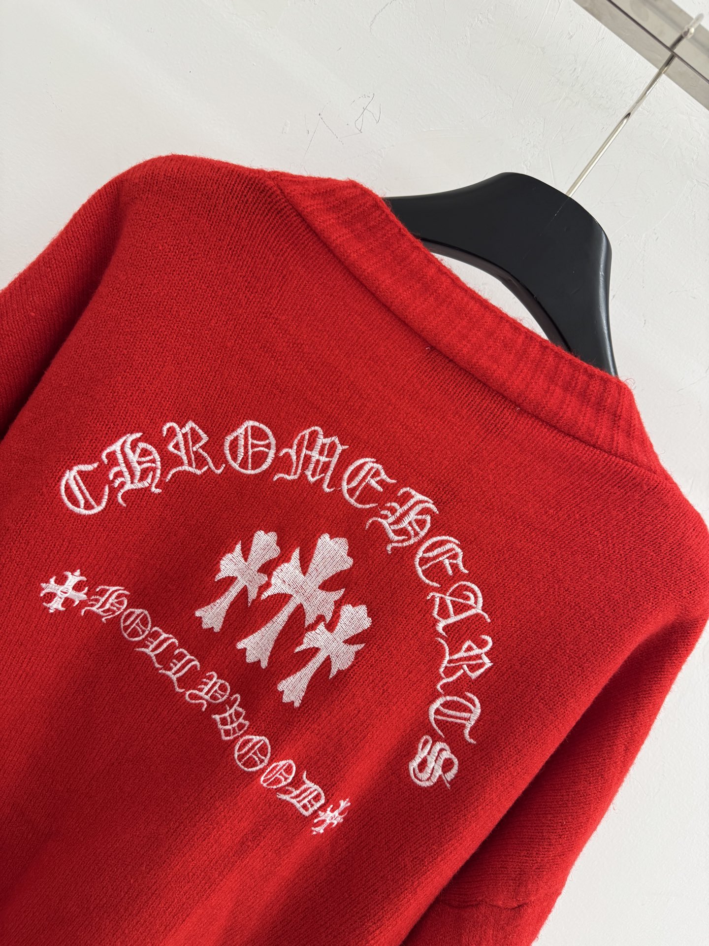 Chrome Hearts Hearts克罗心秋冬新款 V领开衫外套 背面白色哥特式字体‌和‌十字架刺绣图案‌