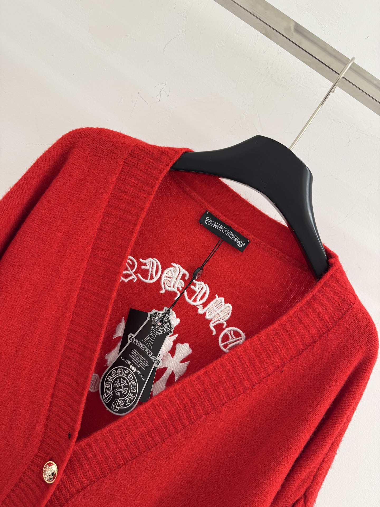 Chrome Hearts Hearts克罗心秋冬新款 V领开衫外套 背面白色哥特式字体‌和‌十字架刺绣图案‌
