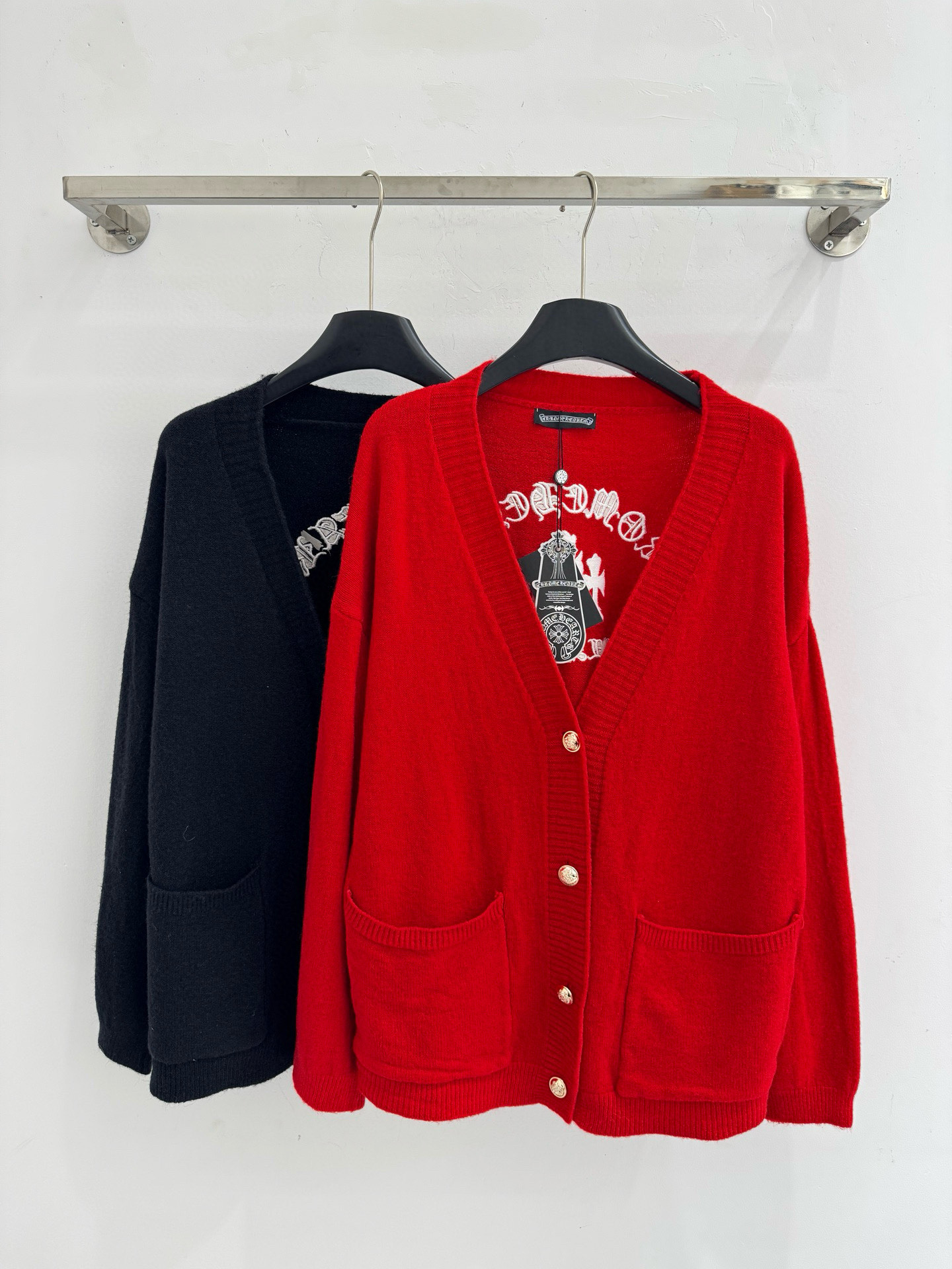 Chrome Hearts Hearts克罗心秋冬新款 V领开衫外套 背面白色哥特式字体‌和‌十字架刺绣图案‌