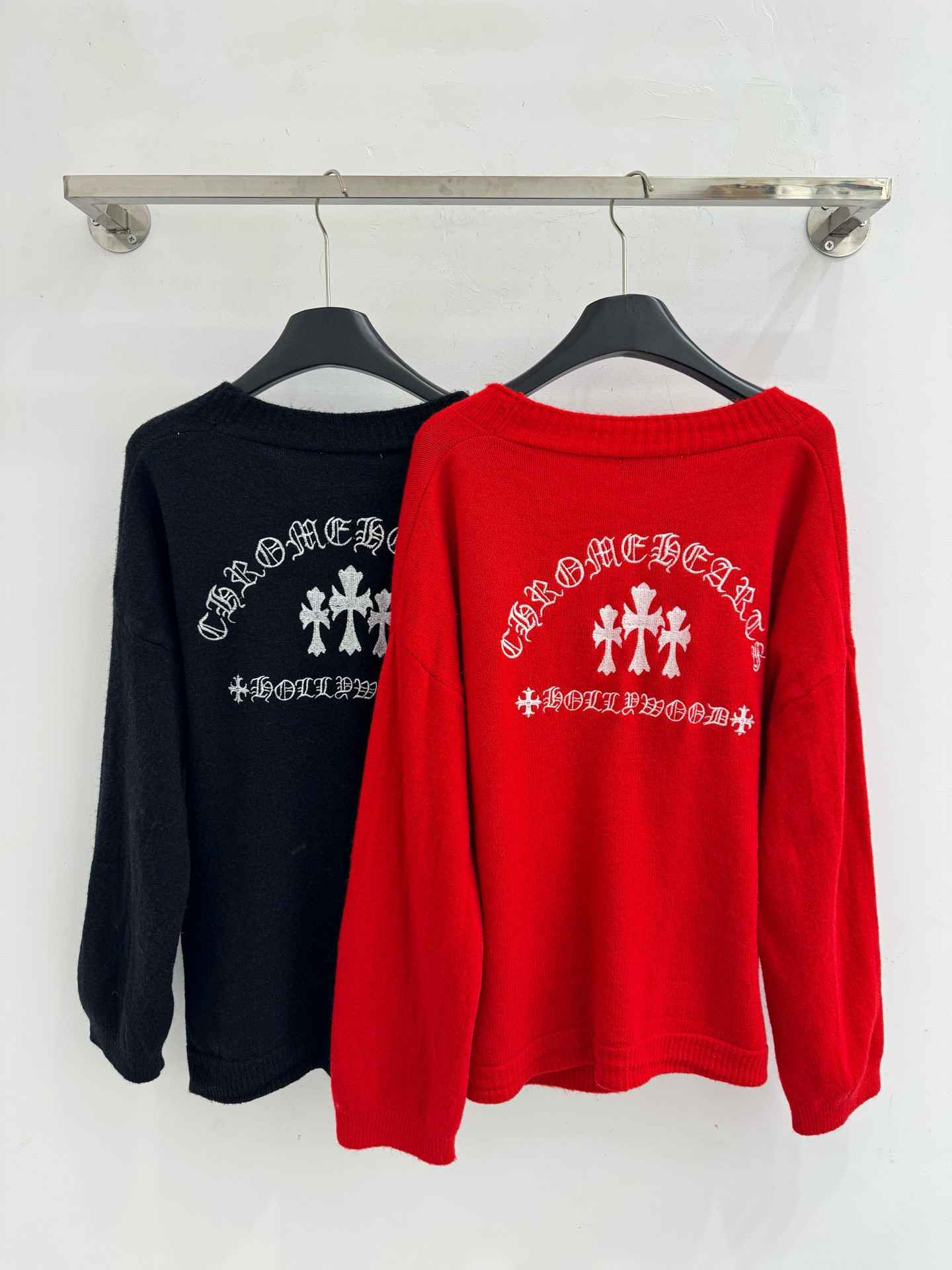 Chrome Hearts Hearts克罗心秋冬新款 V领开衫外套 背面白色哥特式字体‌和‌十字架刺绣图案‌