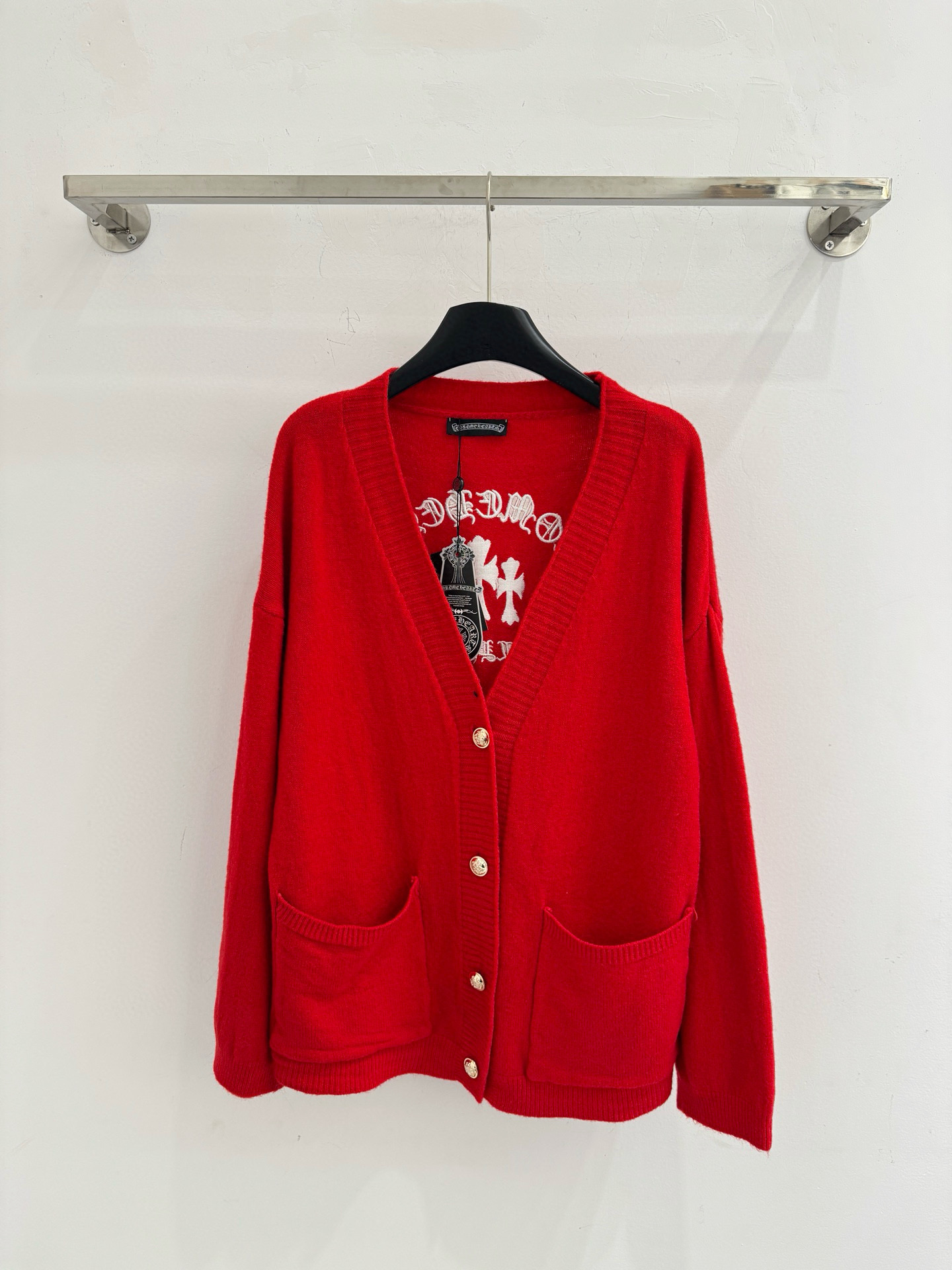 Chrome Hearts Hearts克罗心秋冬新款 V领开衫外套 背面白色哥特式字体‌和‌十字架刺绣图案‌
