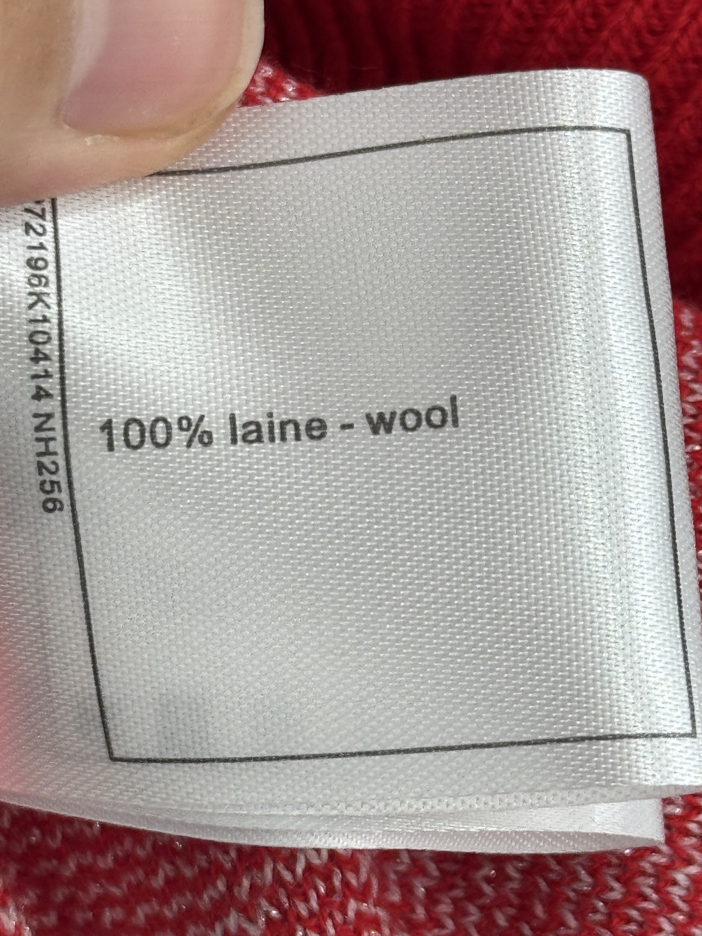 Chanel 圆领字母针织衫‌，衣身布满 双C标志提花，精选羊毛混纺材质，手感柔软亲肤