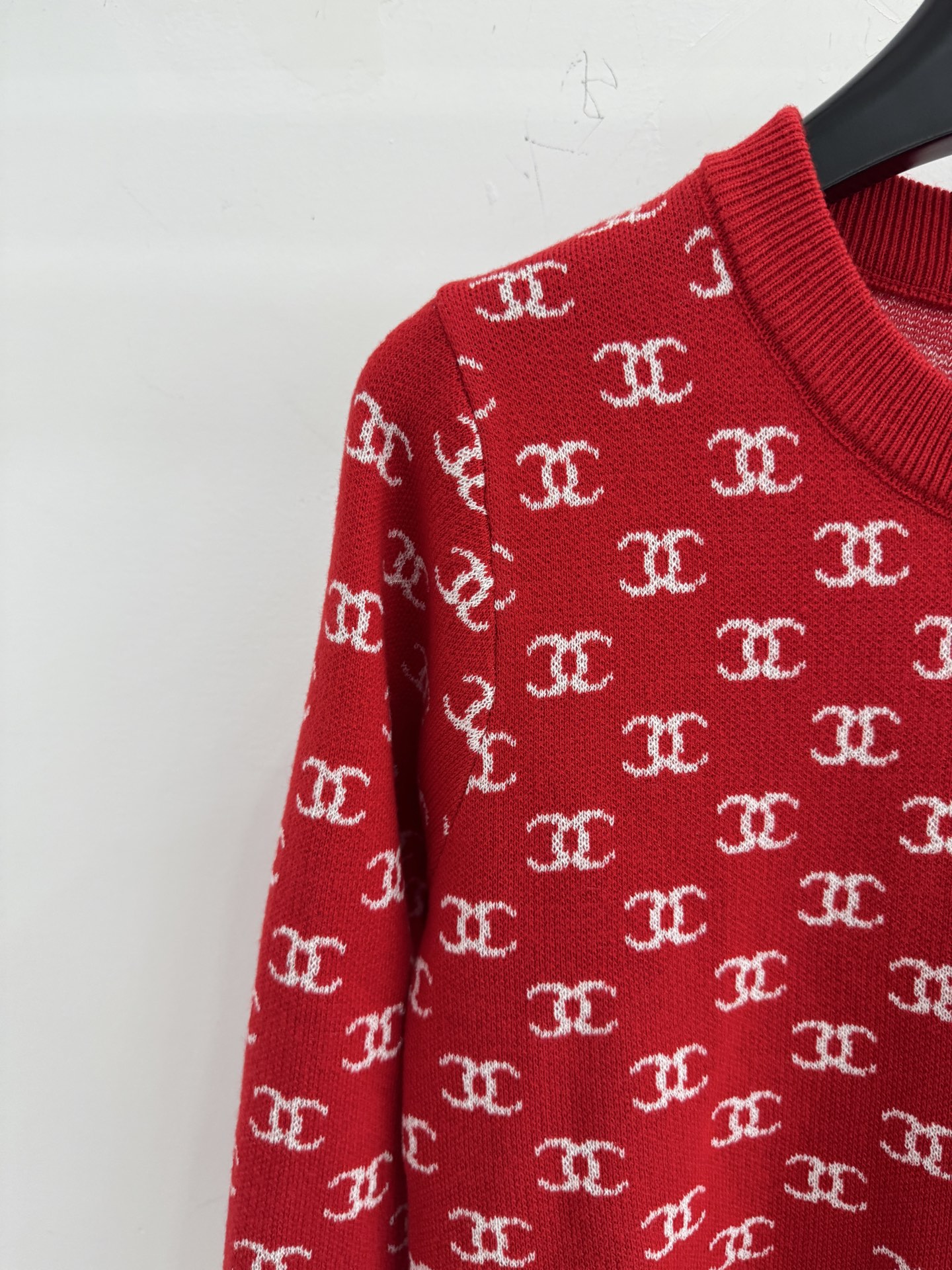 Chanel 圆领字母针织衫‌，衣身布满 双C标志提花，精选羊毛混纺材质，手感柔软亲肤