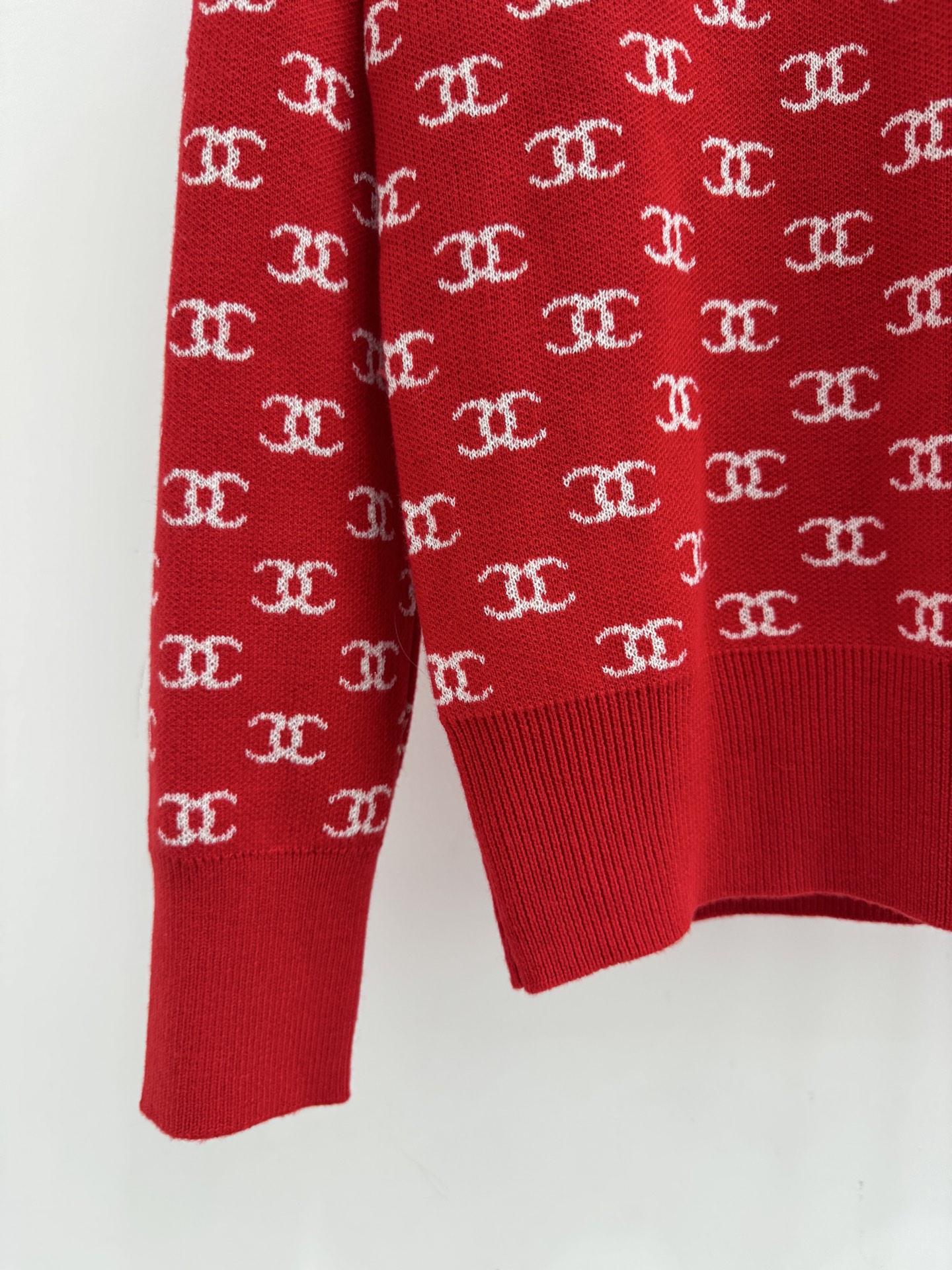 Chanel 圆领字母针织衫‌，衣身布满 双C标志提花，精选羊毛混纺材质，手感柔软亲肤