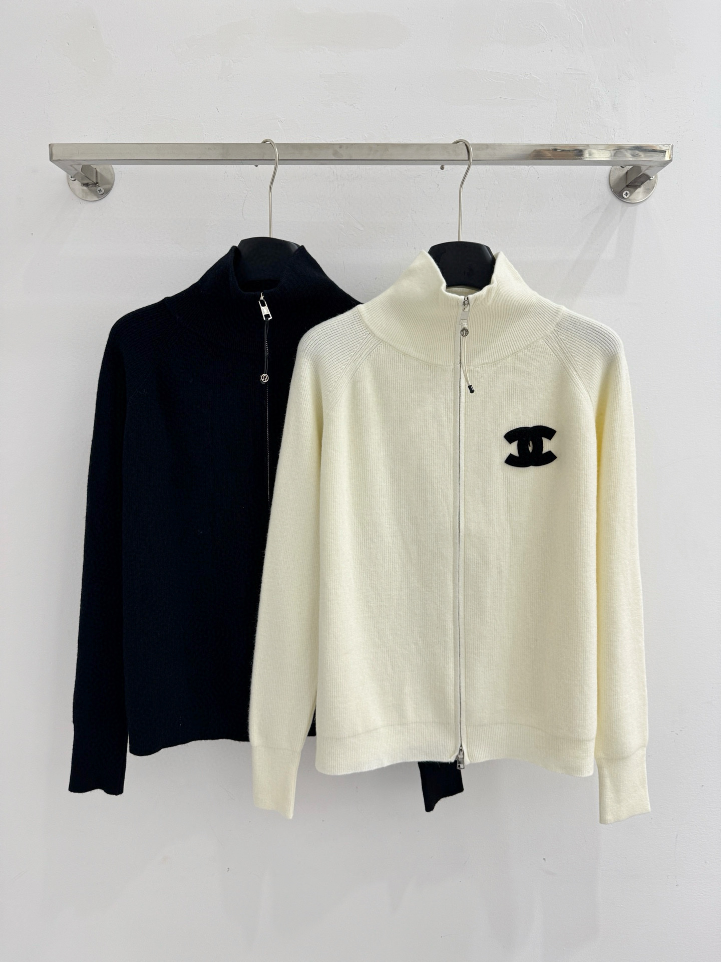Chanel 针织双拉链开衫‌，整体设计融合了品牌 元素与现代简约风格，立领设计，袖口和下摆采用收紧设计，保暖利落