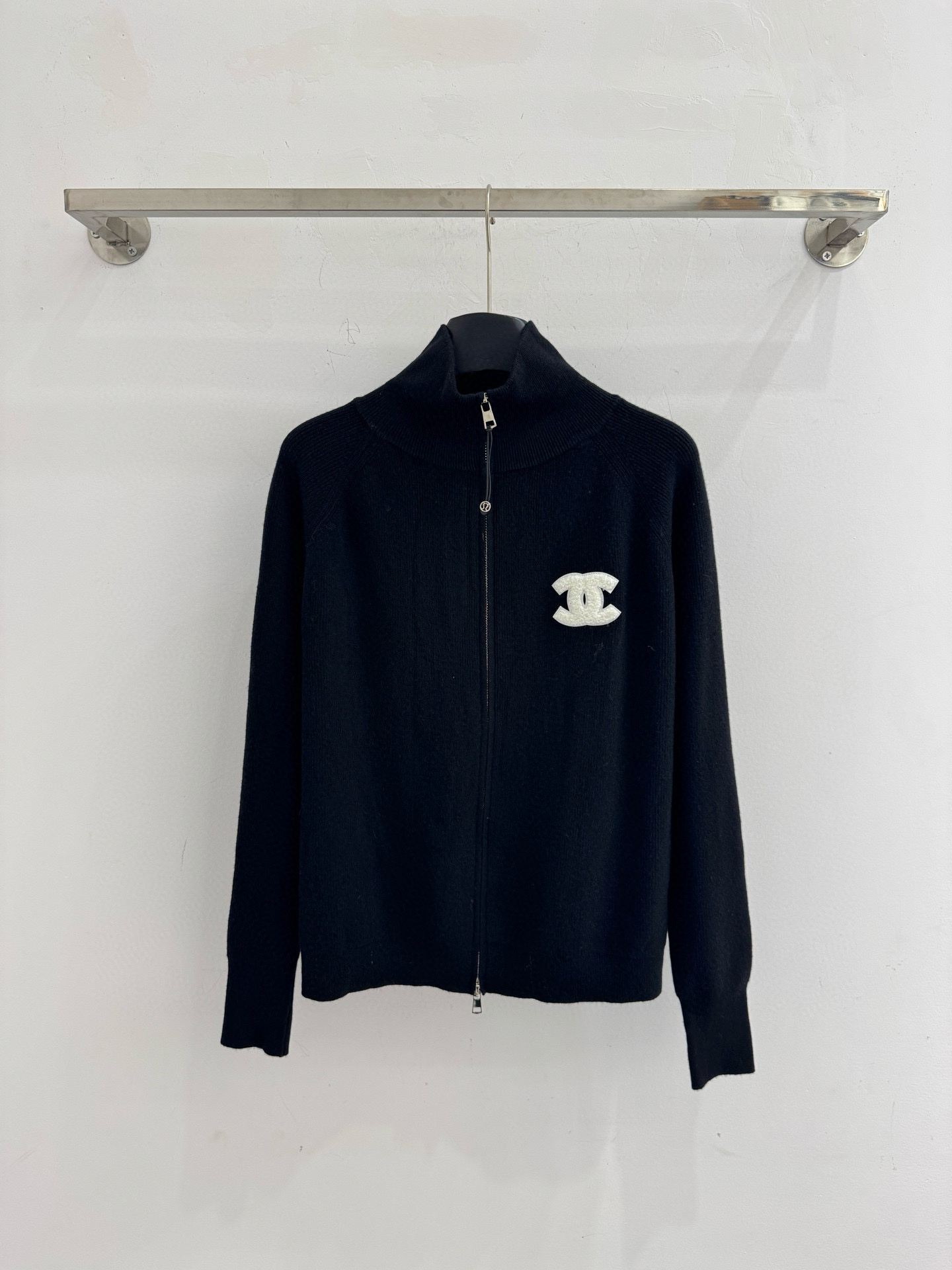 Chanel 针织双拉链开衫‌，整体设计融合了品牌 元素与现代简约风格，立领设计，袖口和下摆采用收紧设计，保暖利落