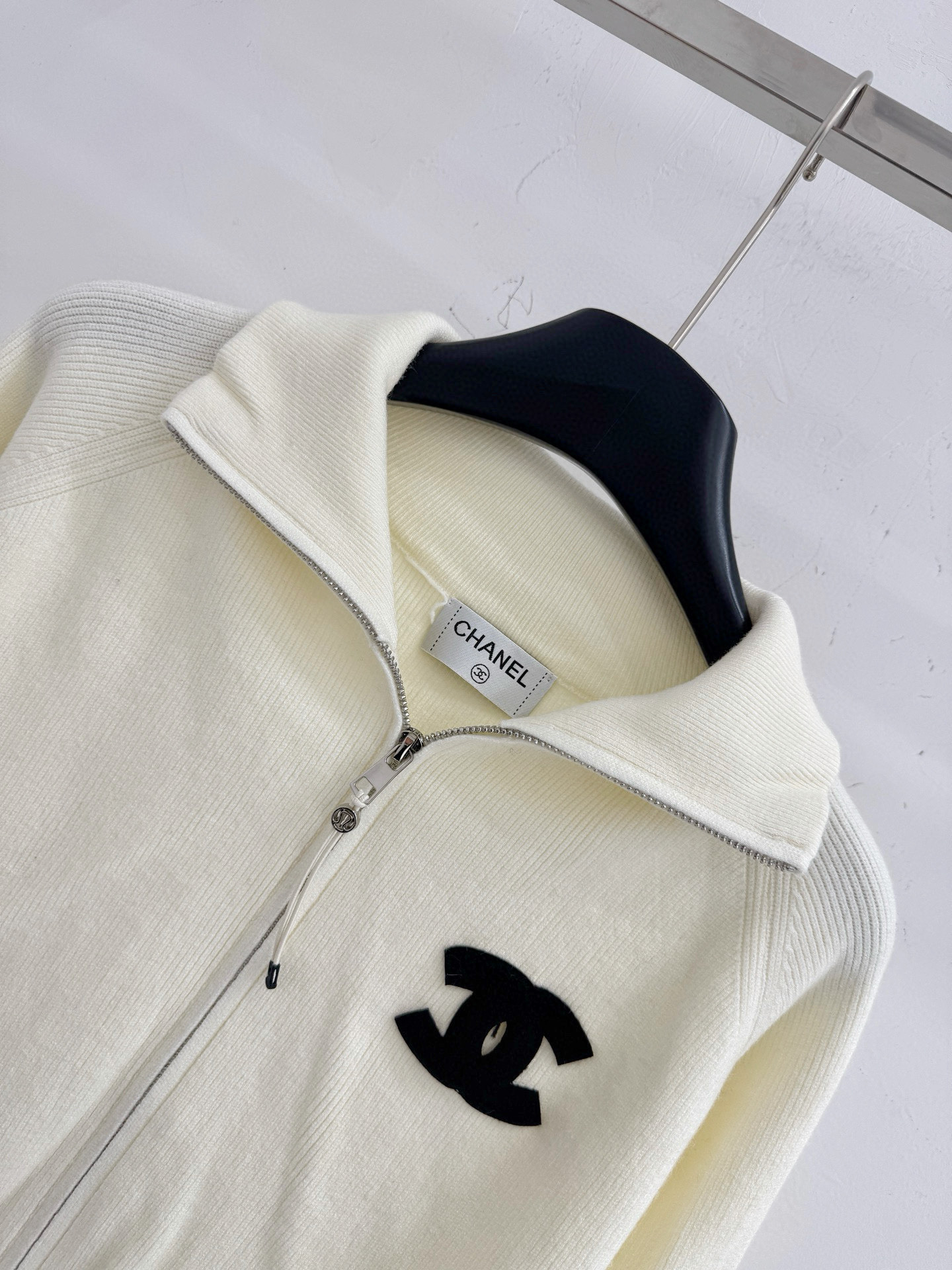 Chanel 针织双拉链开衫‌，整体设计融合了品牌 元素与现代简约风格，立领设计，袖口和下摆采用收紧设计，保暖利落
