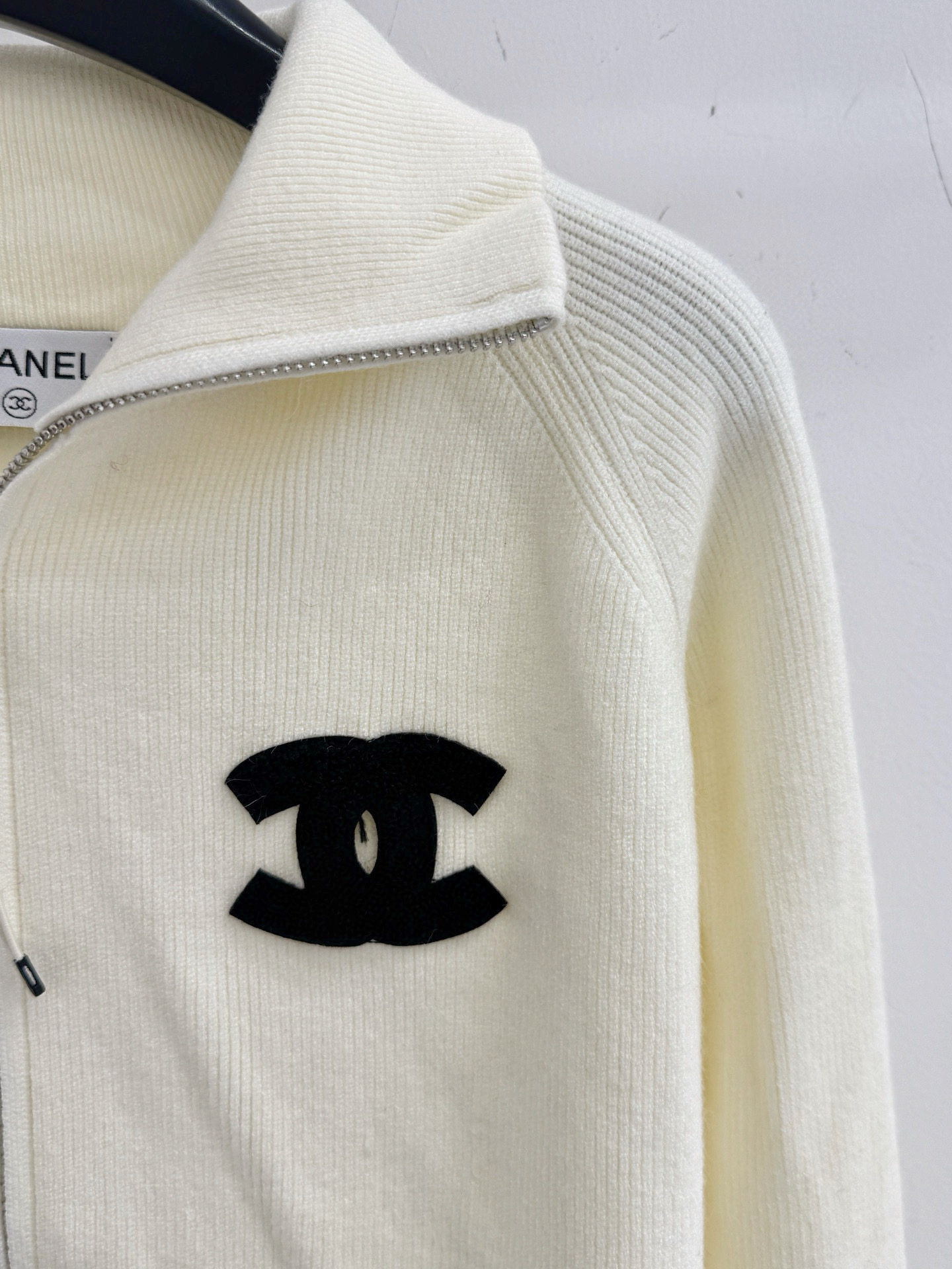 Chanel 针织双拉链开衫‌，整体设计融合了品牌 元素与现代简约风格，立领设计，袖口和下摆采用收紧设计，保暖利落