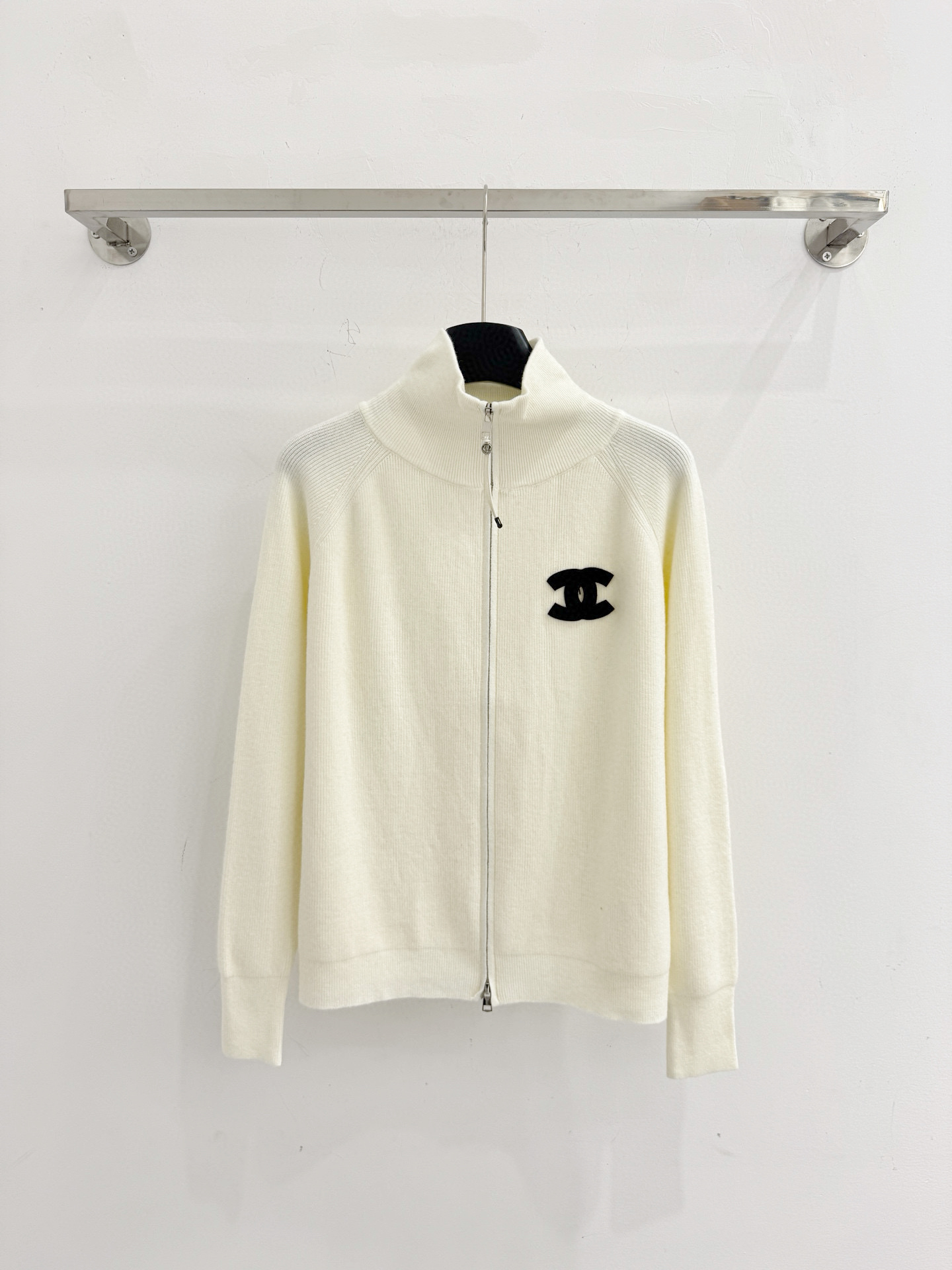 Chanel 针织双拉链开衫‌，整体设计融合了品牌 元素与现代简约风格，立领设计，袖口和下摆采用收紧设计，保暖利落