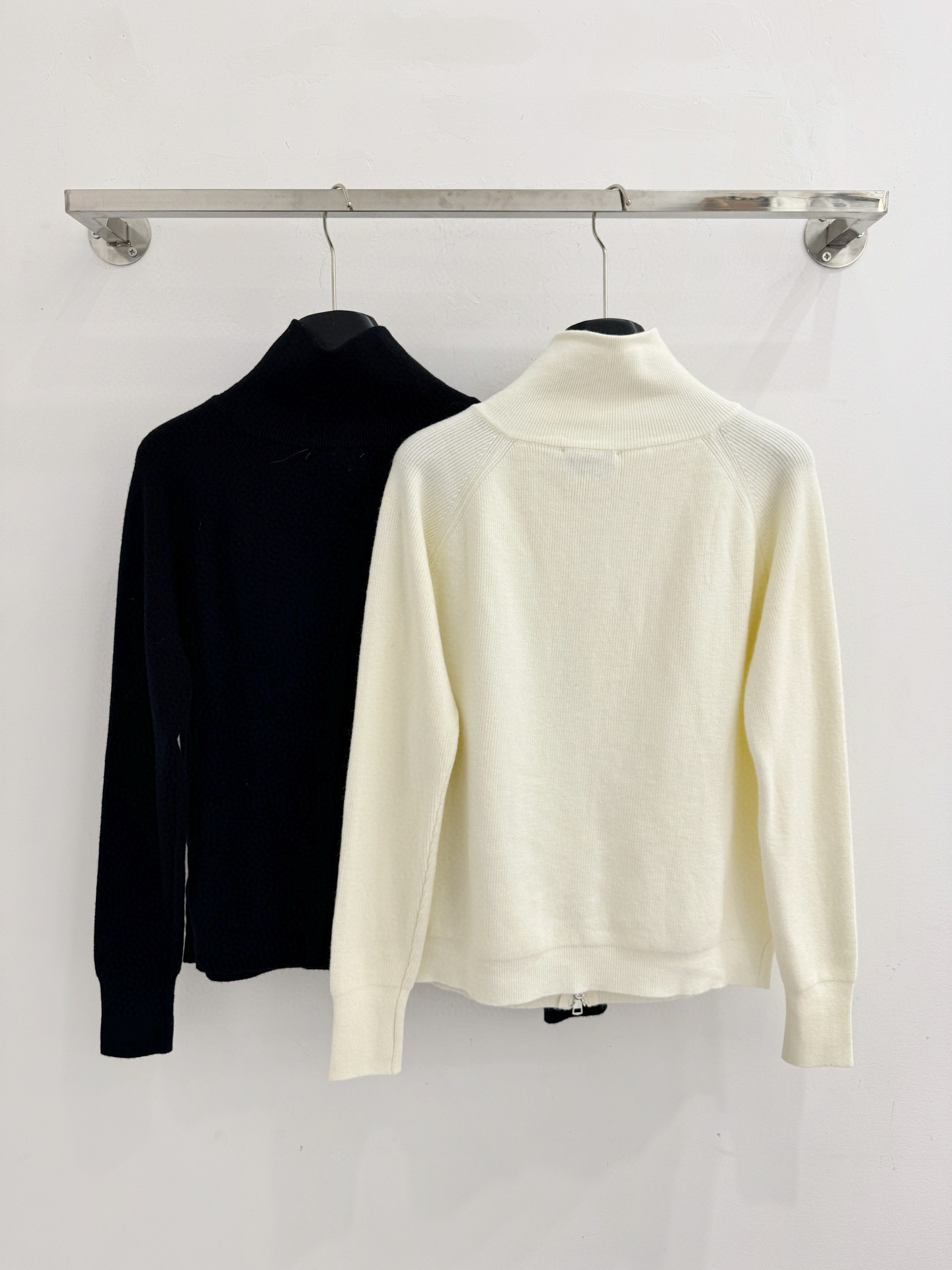 Chanel 针织双拉链开衫‌，整体设计融合了品牌 元素与现代简约风格，立领设计，袖口和下摆采用收紧设计，保暖利落