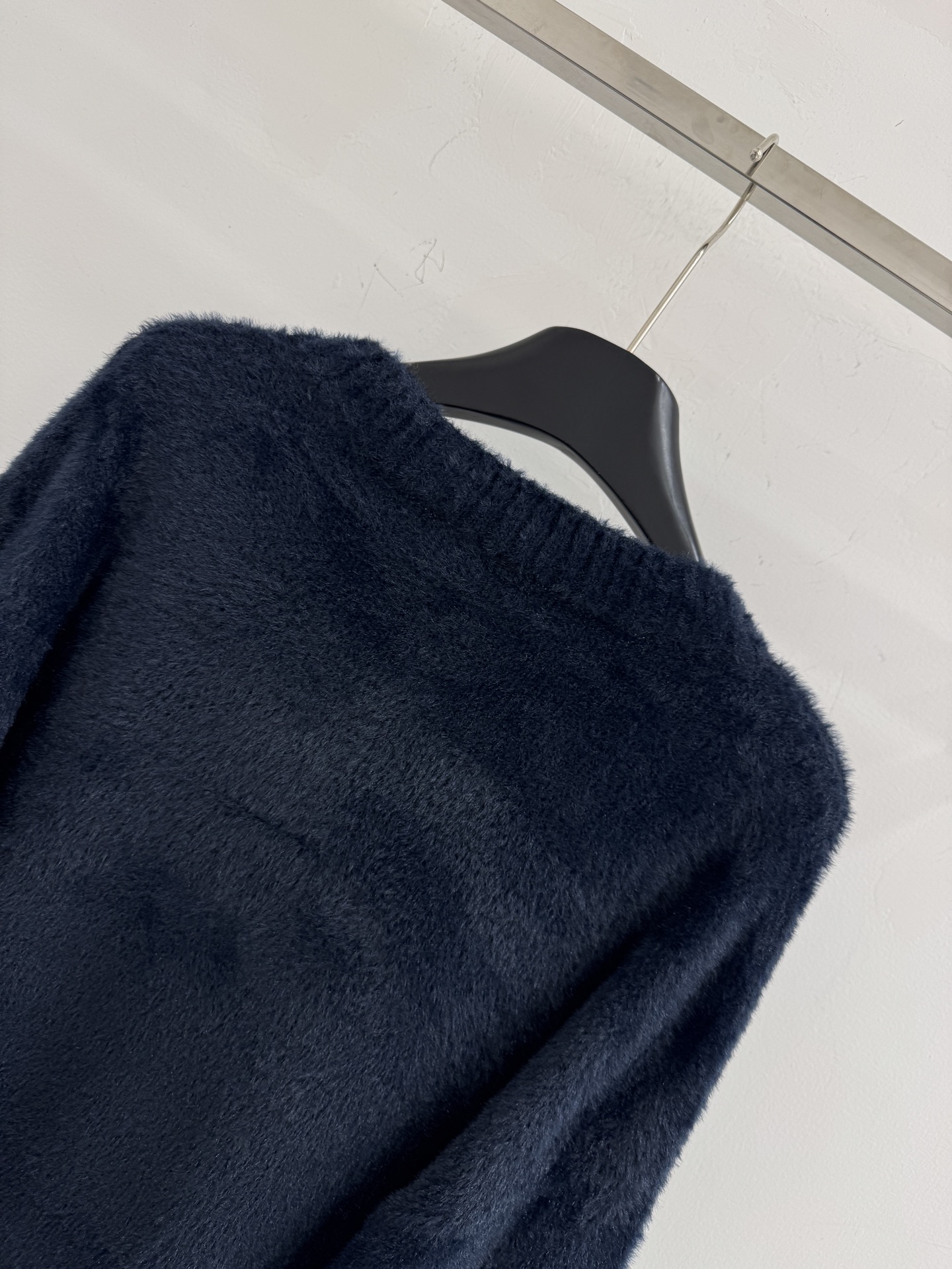 Chanel 深蓝色圆领毛衣‌慵懒风格 胸前彩色毛织刺绣双C标识 整体版型为落肩宽松设计 材质软糯针织面料