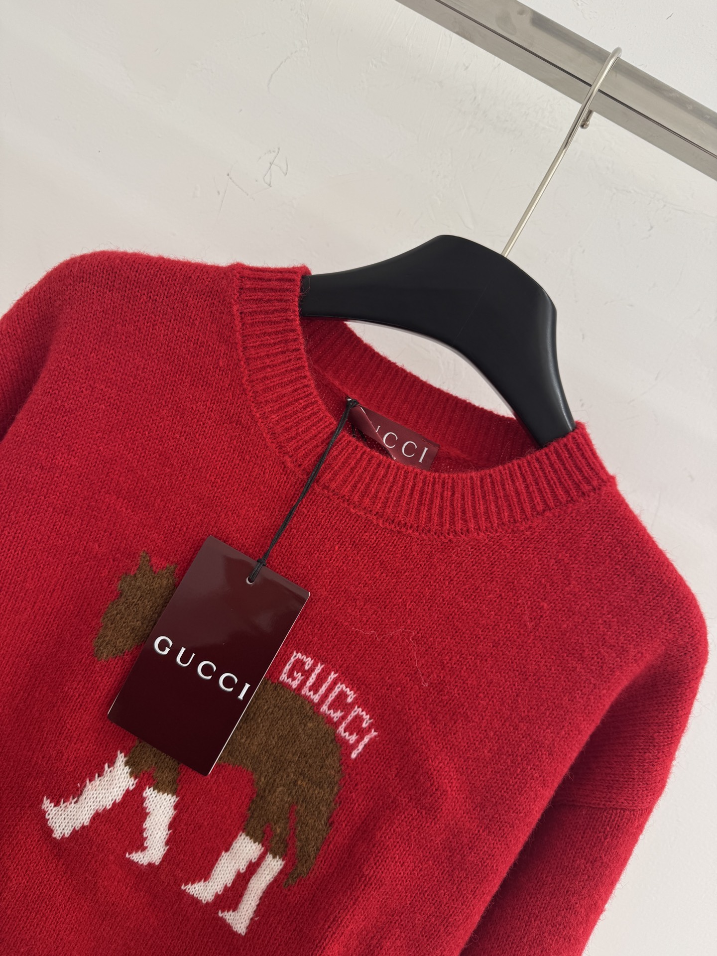 Gucci 圆领套头款，衣身正面有 的小马字母，领口线条简洁利落，贴合颈部曲线，穿着舒适不紧绷
