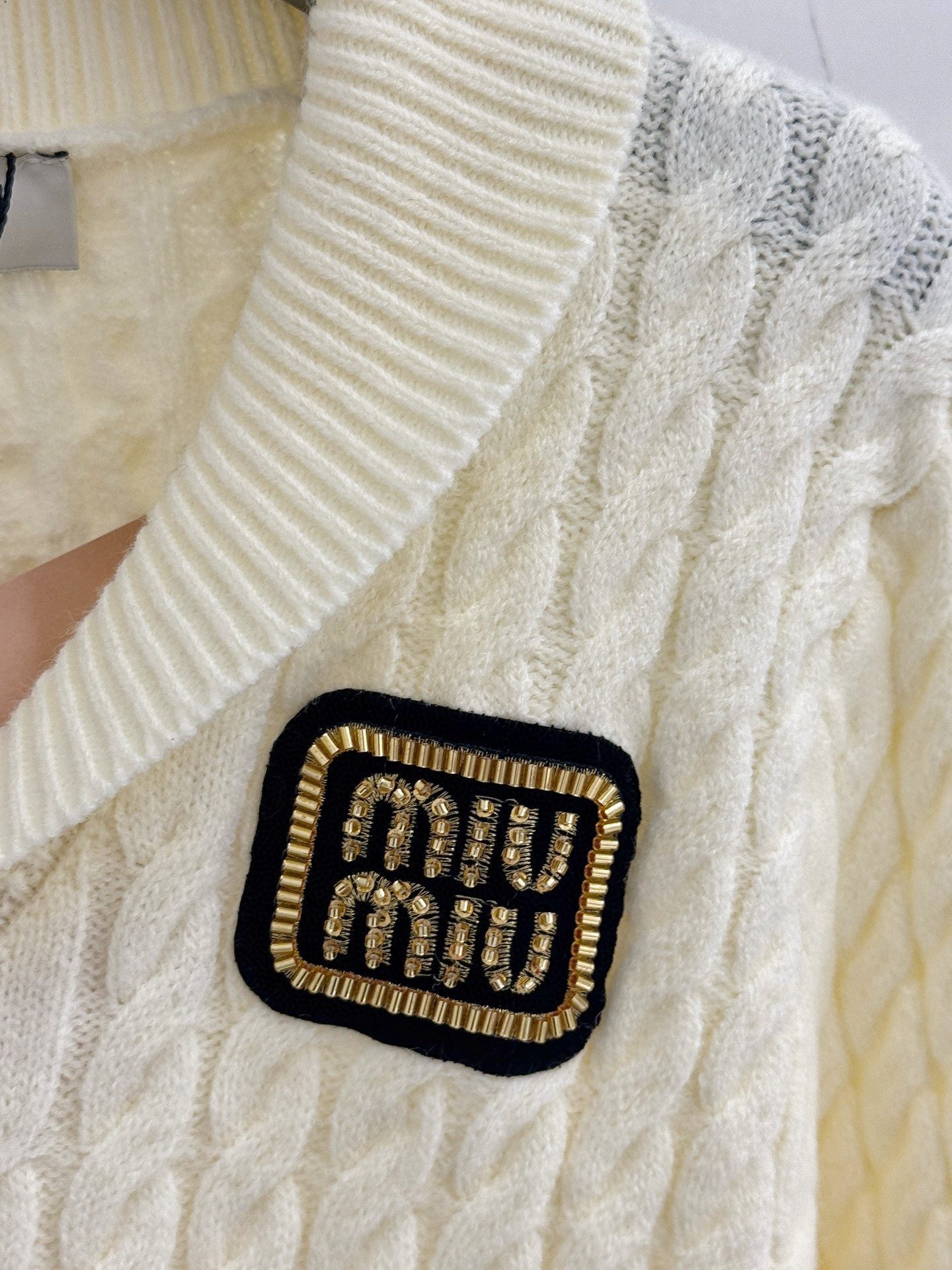 Chanel 翻领设计领口V型