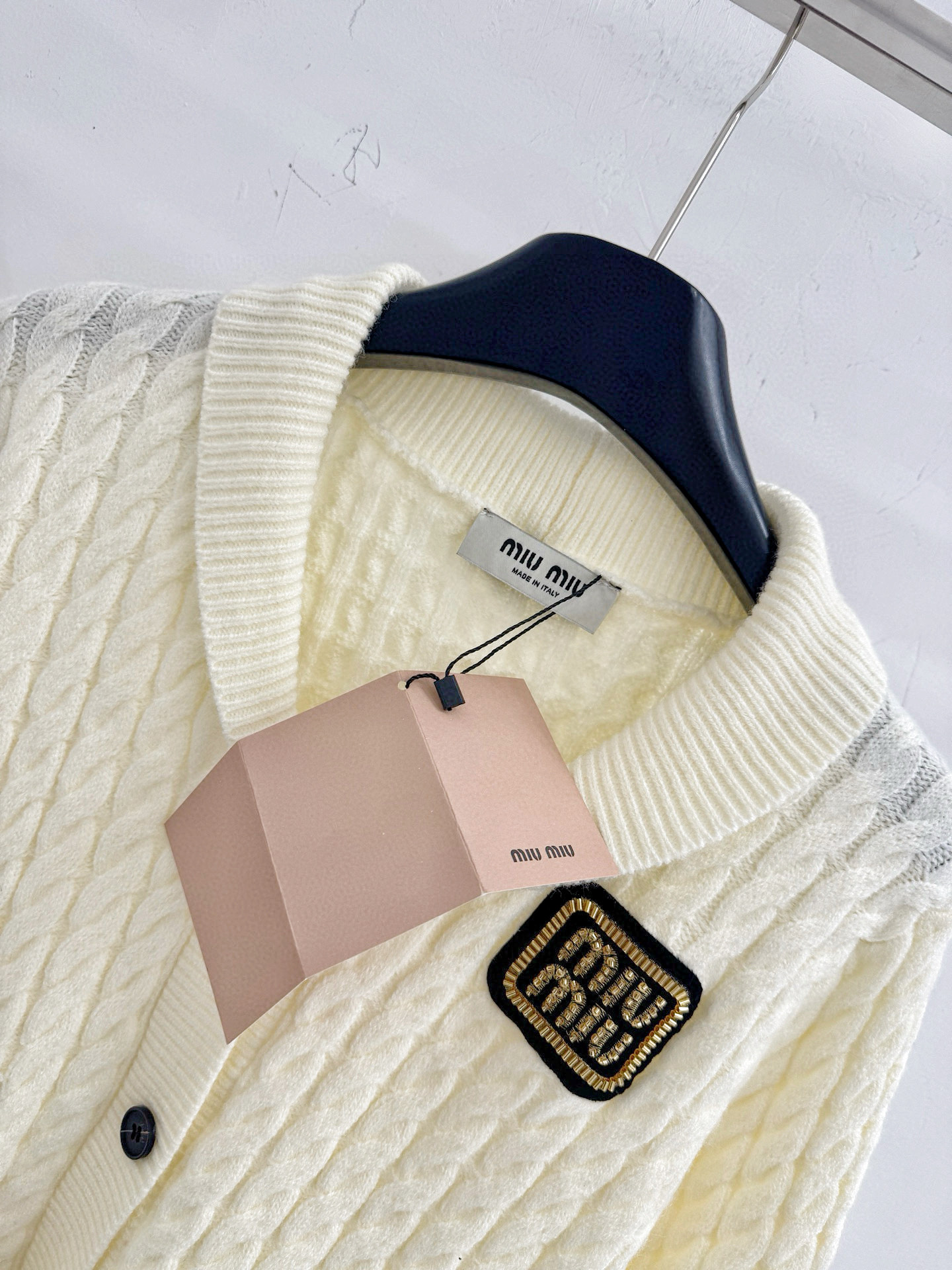 Chanel 翻领设计领口V型