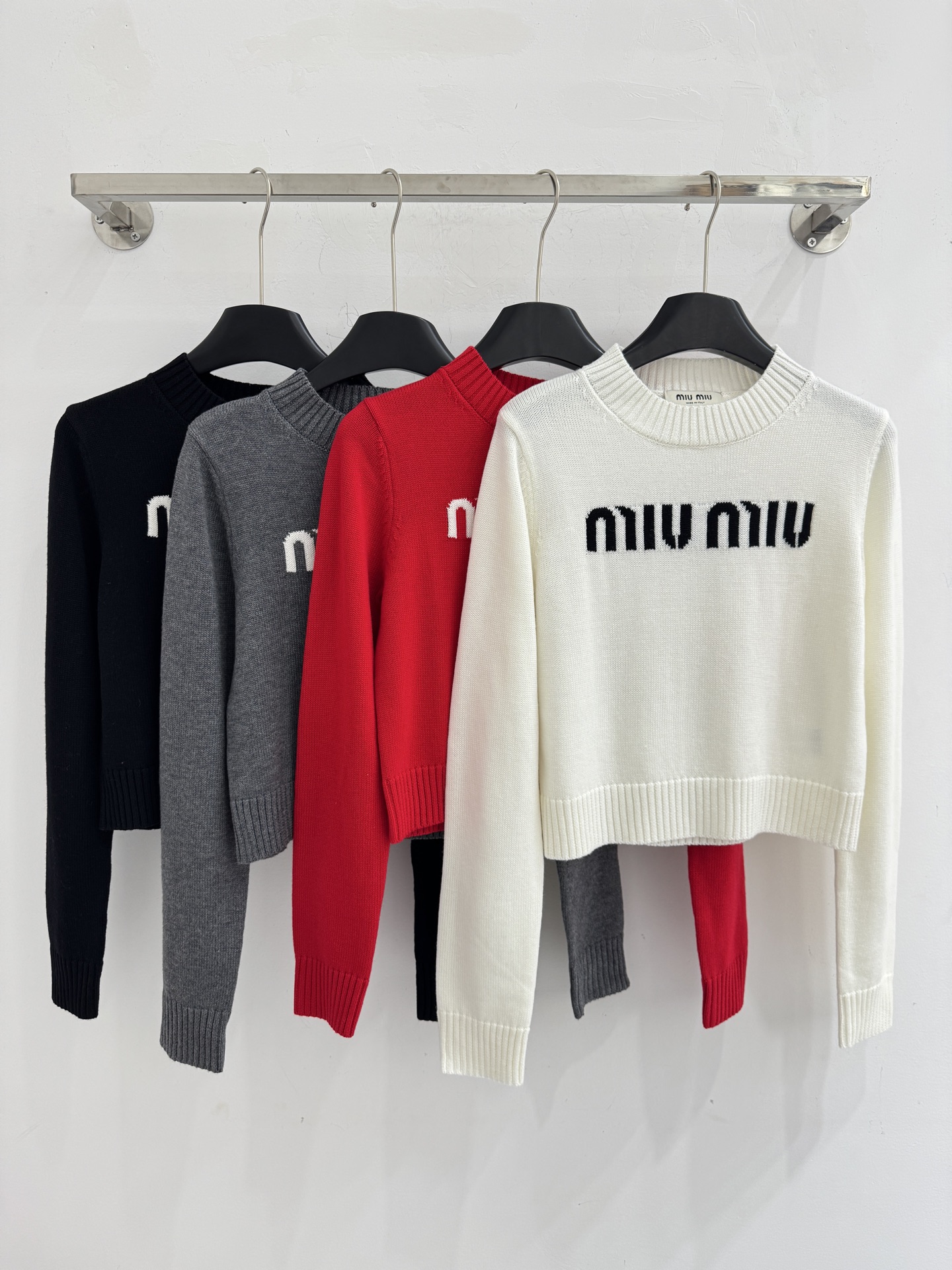 Miu Miu 短款圆领设计，简约 衣身正面字母提花，领口与袖口罗纹收边，百搭