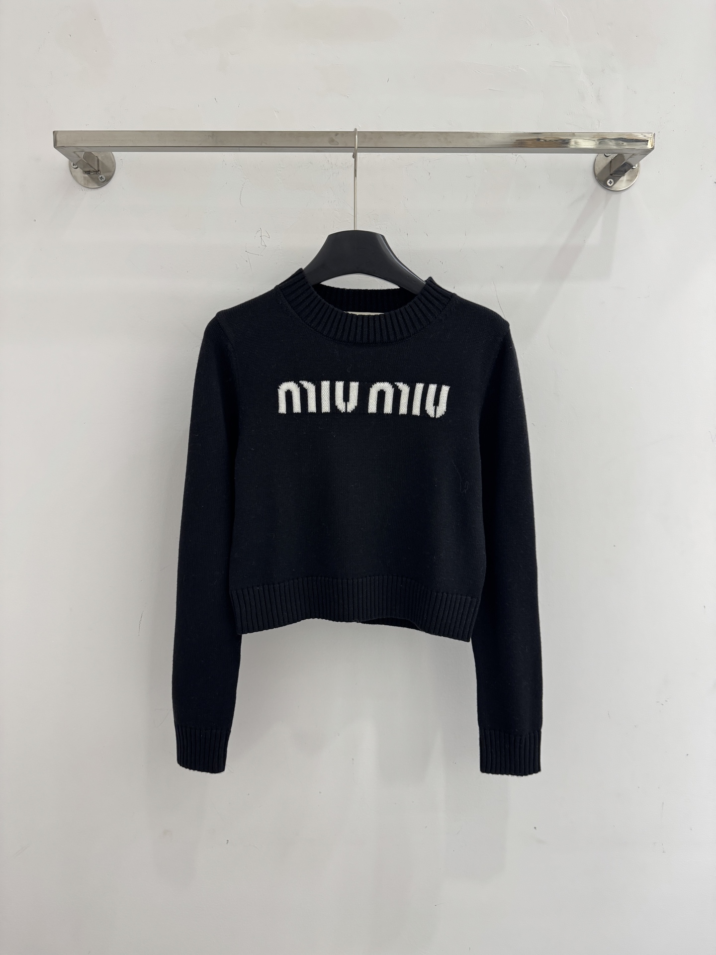 Miu Miu 短款圆领设计，简约 衣身正面字母提花，领口与袖口罗纹收边，百搭