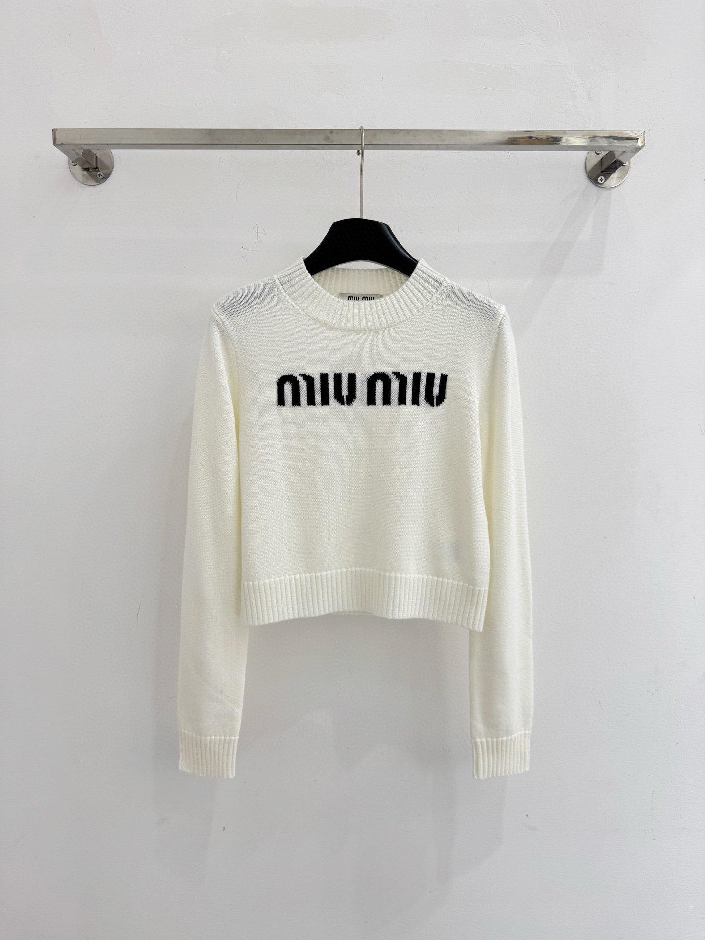 Miu Miu 短款圆领设计，简约 衣身正面字母提花，领口与袖口罗纹收边，百搭