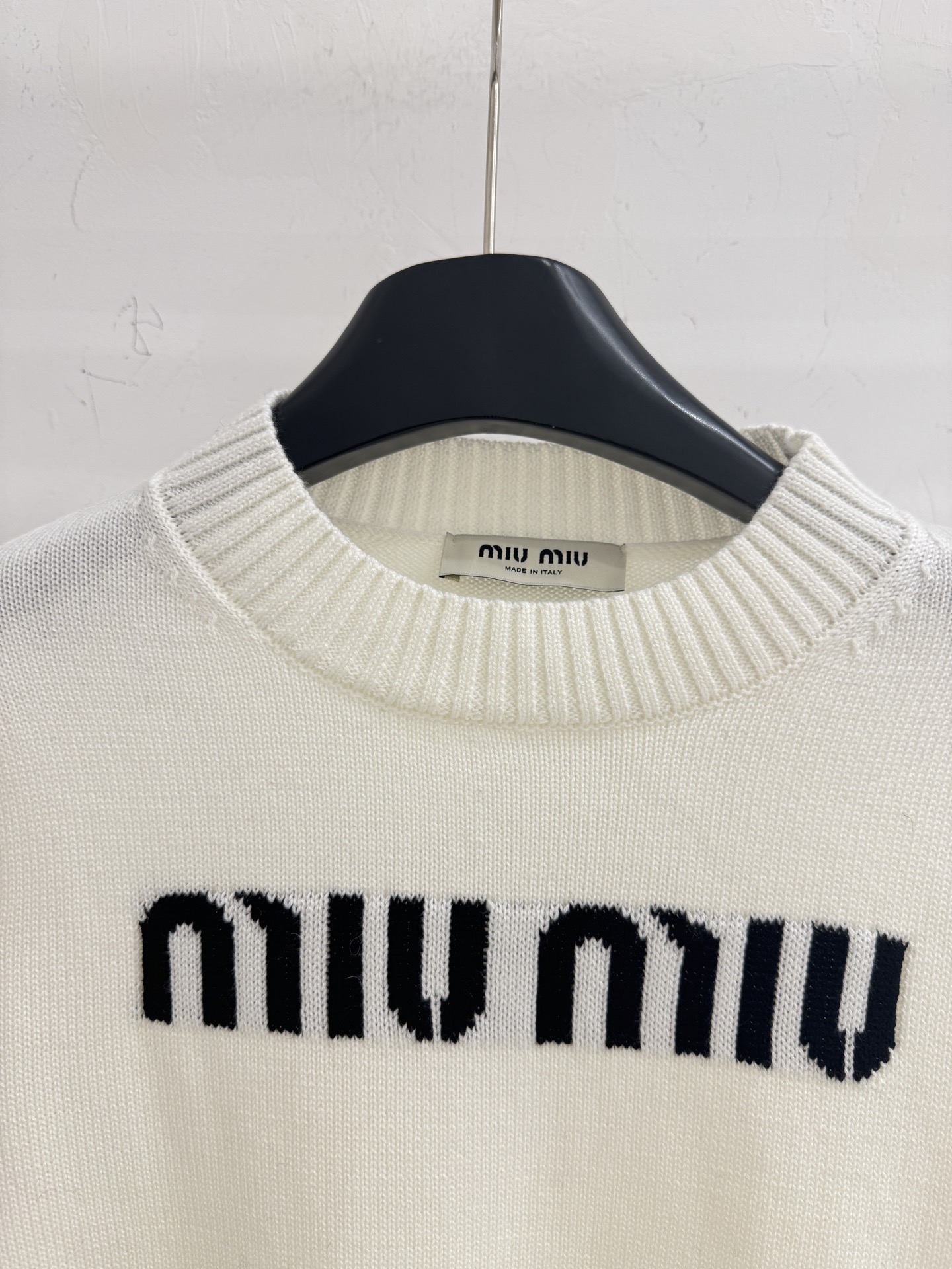 Miu Miu 短款圆领设计，简约 衣身正面字母提花，领口与袖口罗纹收边，百搭