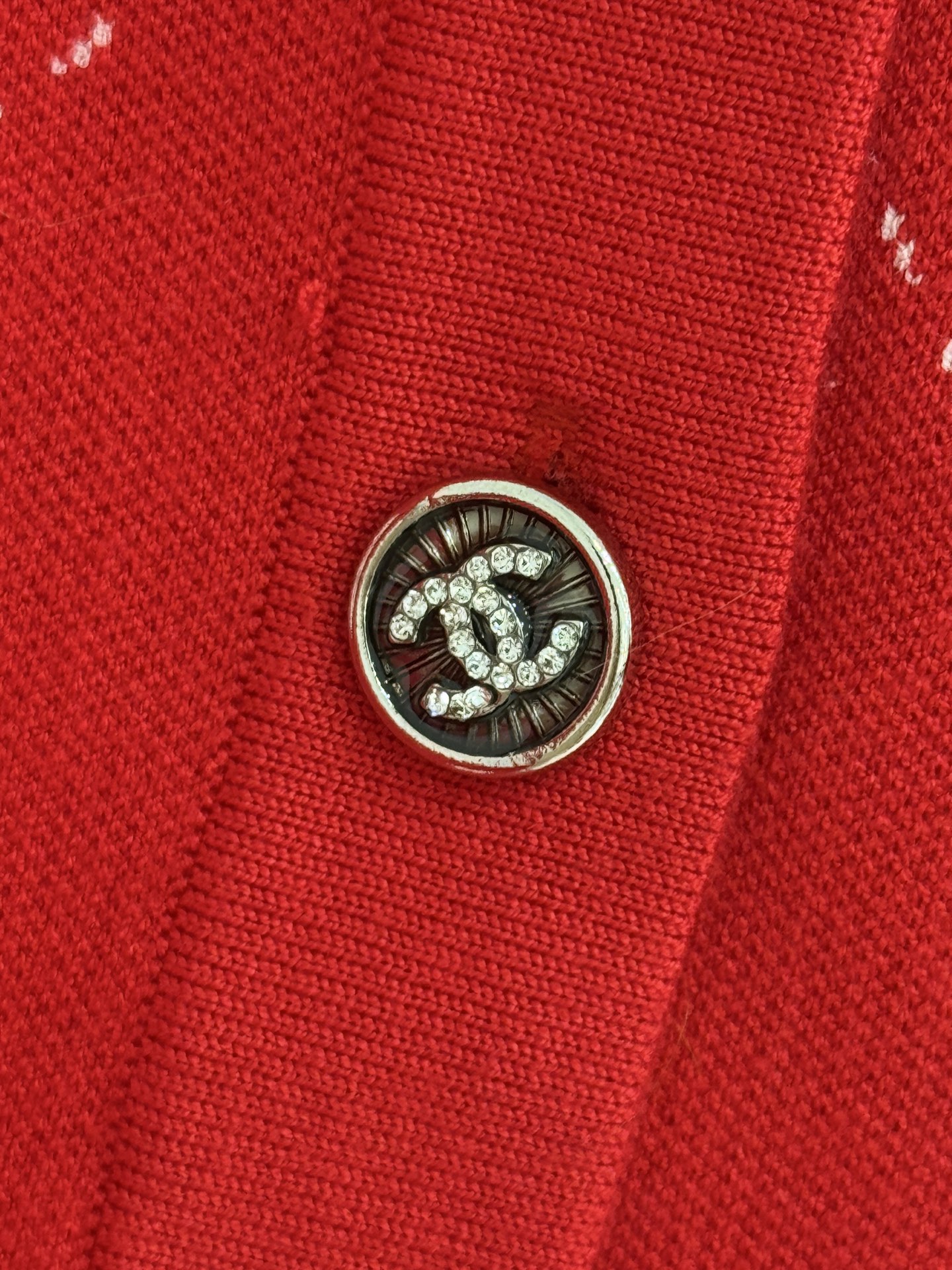 Chanel 红色玫瑰图案针织开衫‌，兼具甜美与 感，短款V领针织开衫，面料柔软舒适