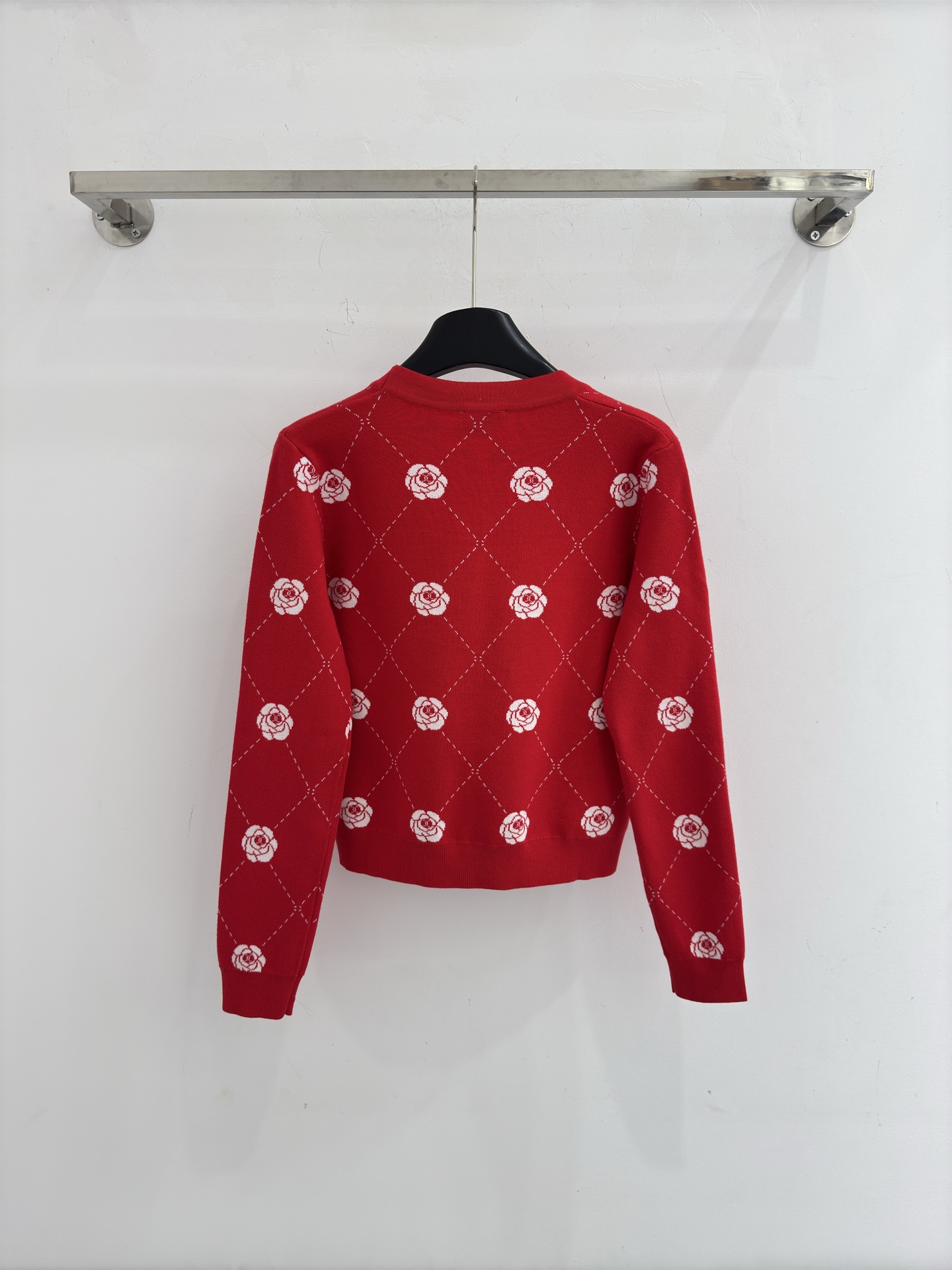 Chanel 红色玫瑰图案针织开衫‌，兼具甜美与 感，短款V领针织开衫，面料柔软舒适