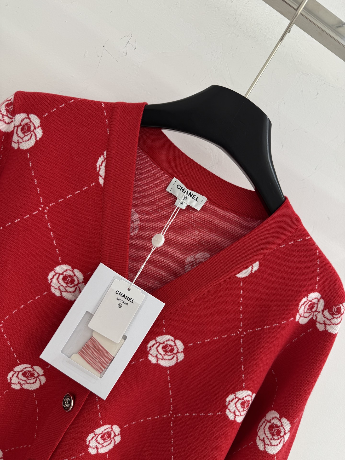 Chanel 红色玫瑰图案针织开衫‌，兼具甜美与 感，短款V领针织开衫，面料柔软舒适