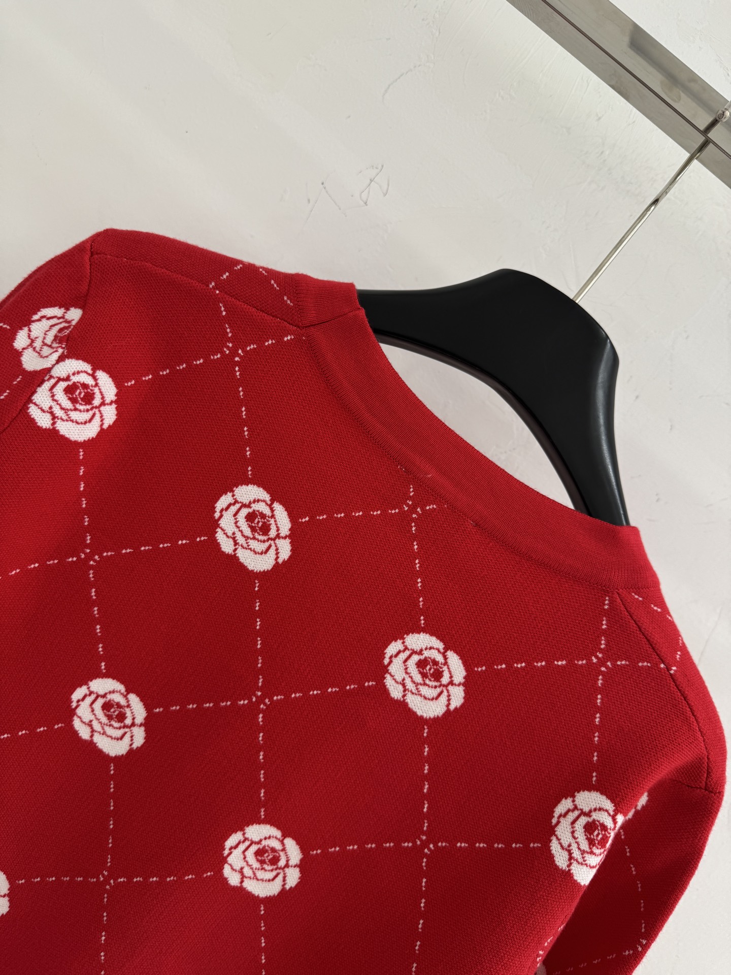 Chanel 红色玫瑰图案针织开衫‌，兼具甜美与 感，短款V领针织开衫，面料柔软舒适