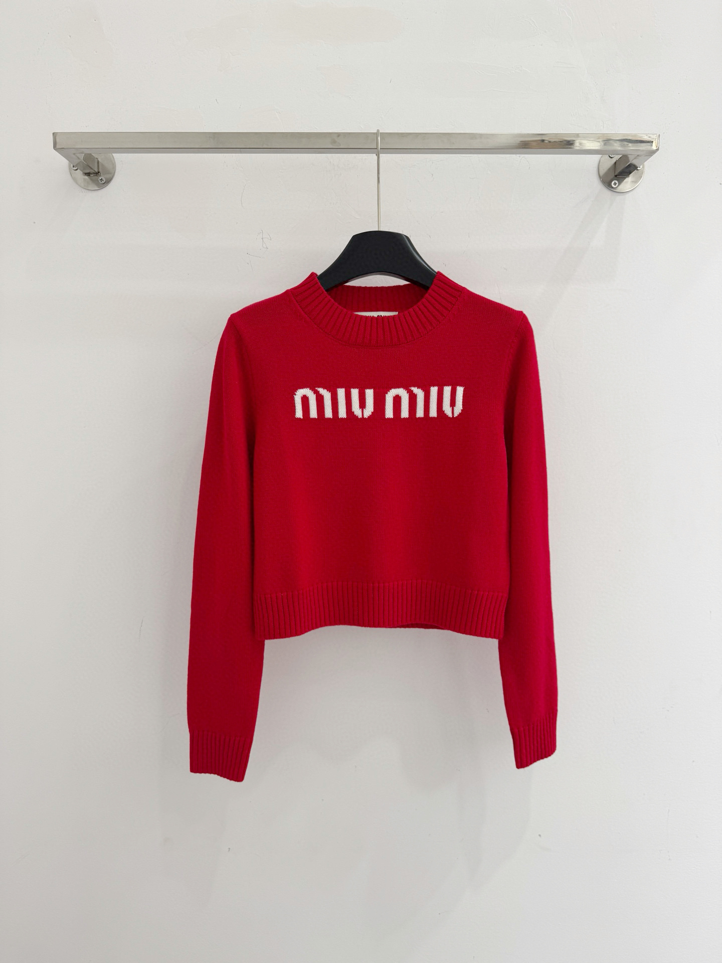 Miu Miu 短款圆领设计，简约 衣身正面字母提花，领口与袖口罗纹收边，百搭